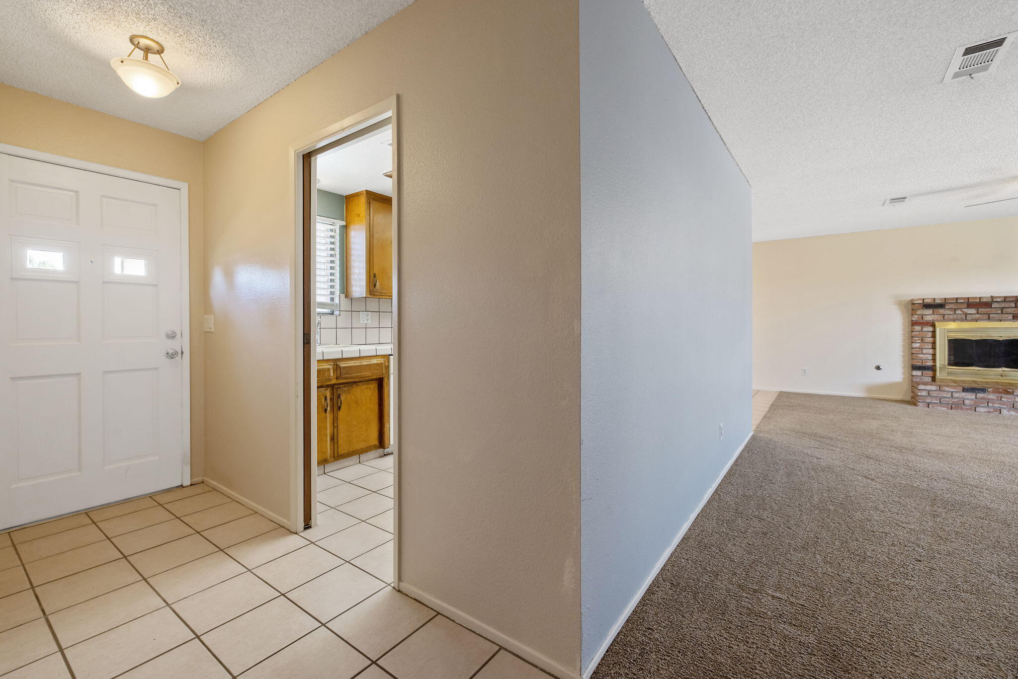 883 Clover Ln, Hanford, CA 93230