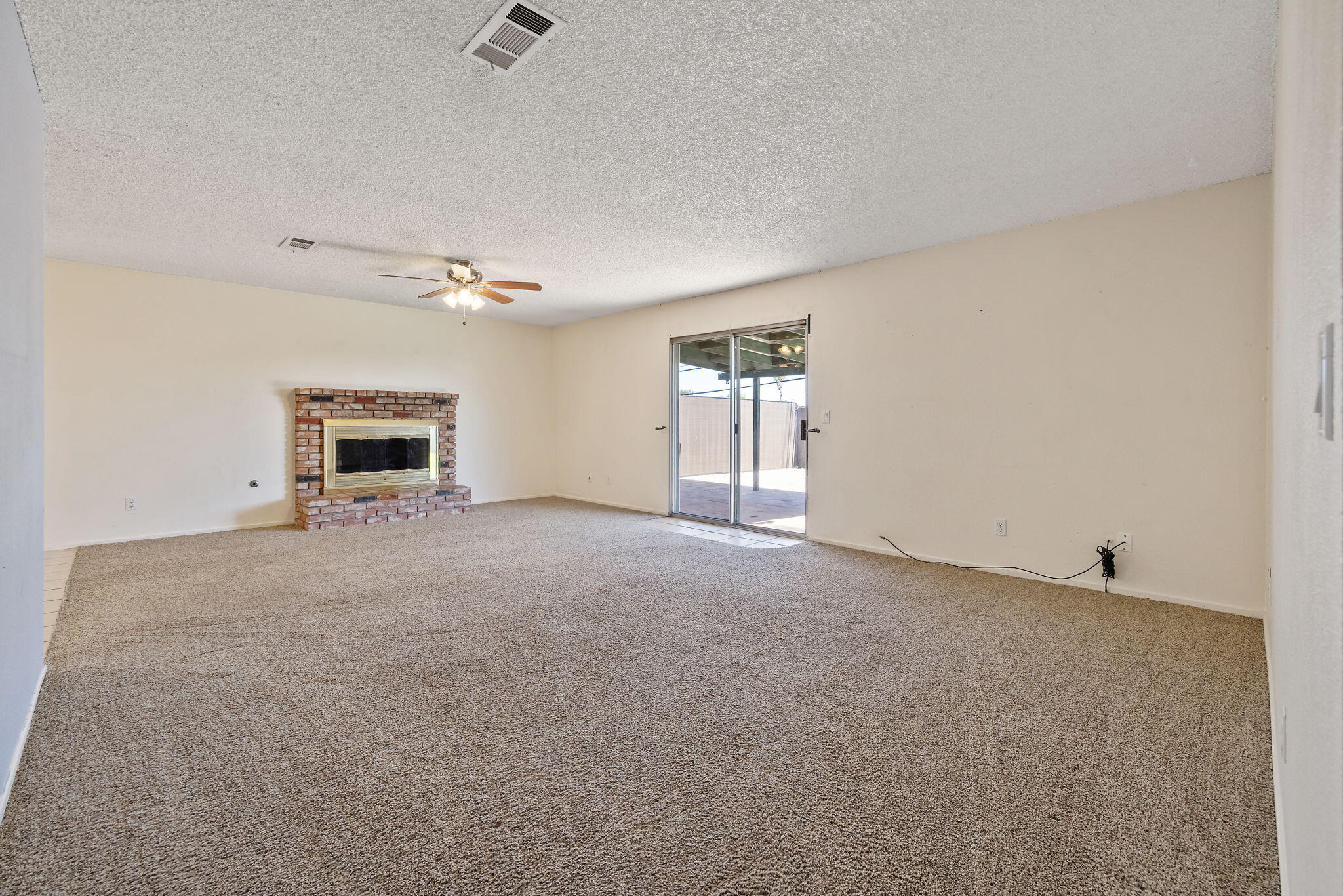 883 Clover Ln, Hanford, CA 93230