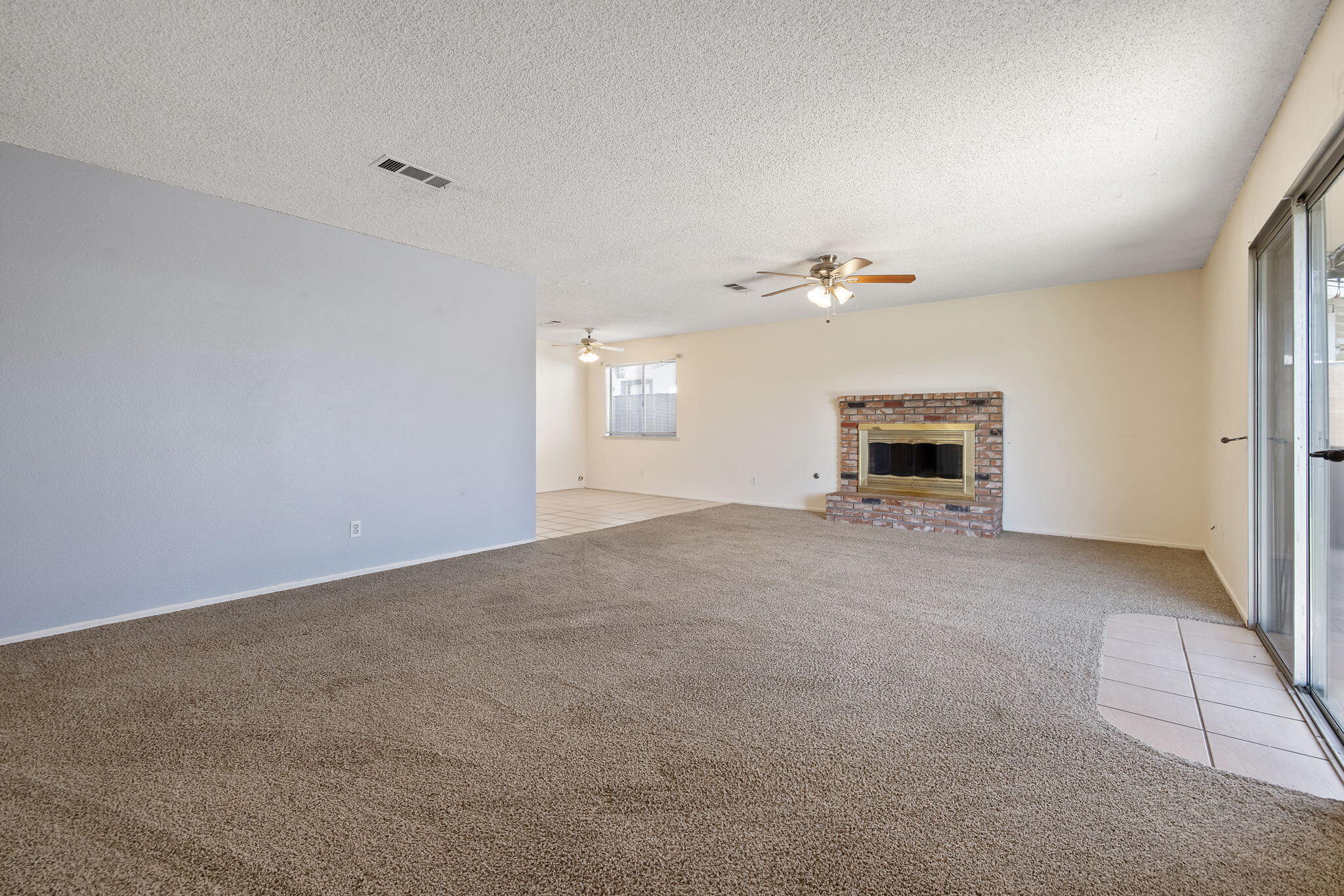 883 Clover Ln, Hanford, CA 93230