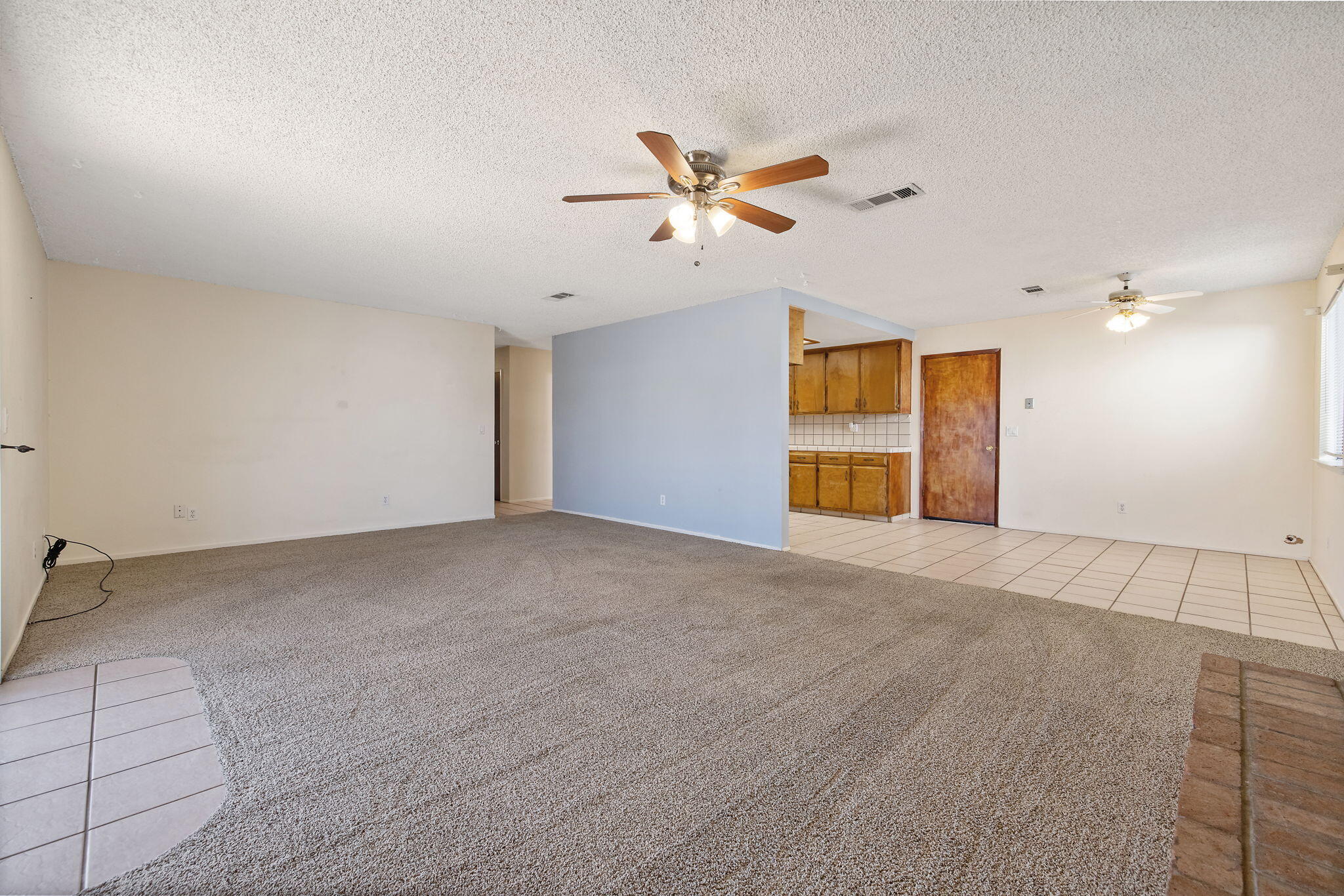 883 Clover Ln, Hanford, CA 93230