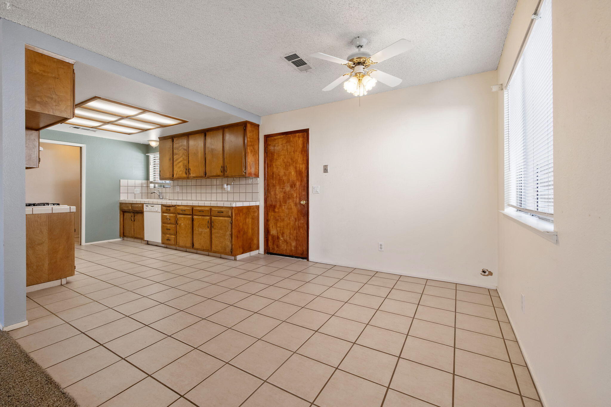 883 Clover Ln, Hanford, CA 93230