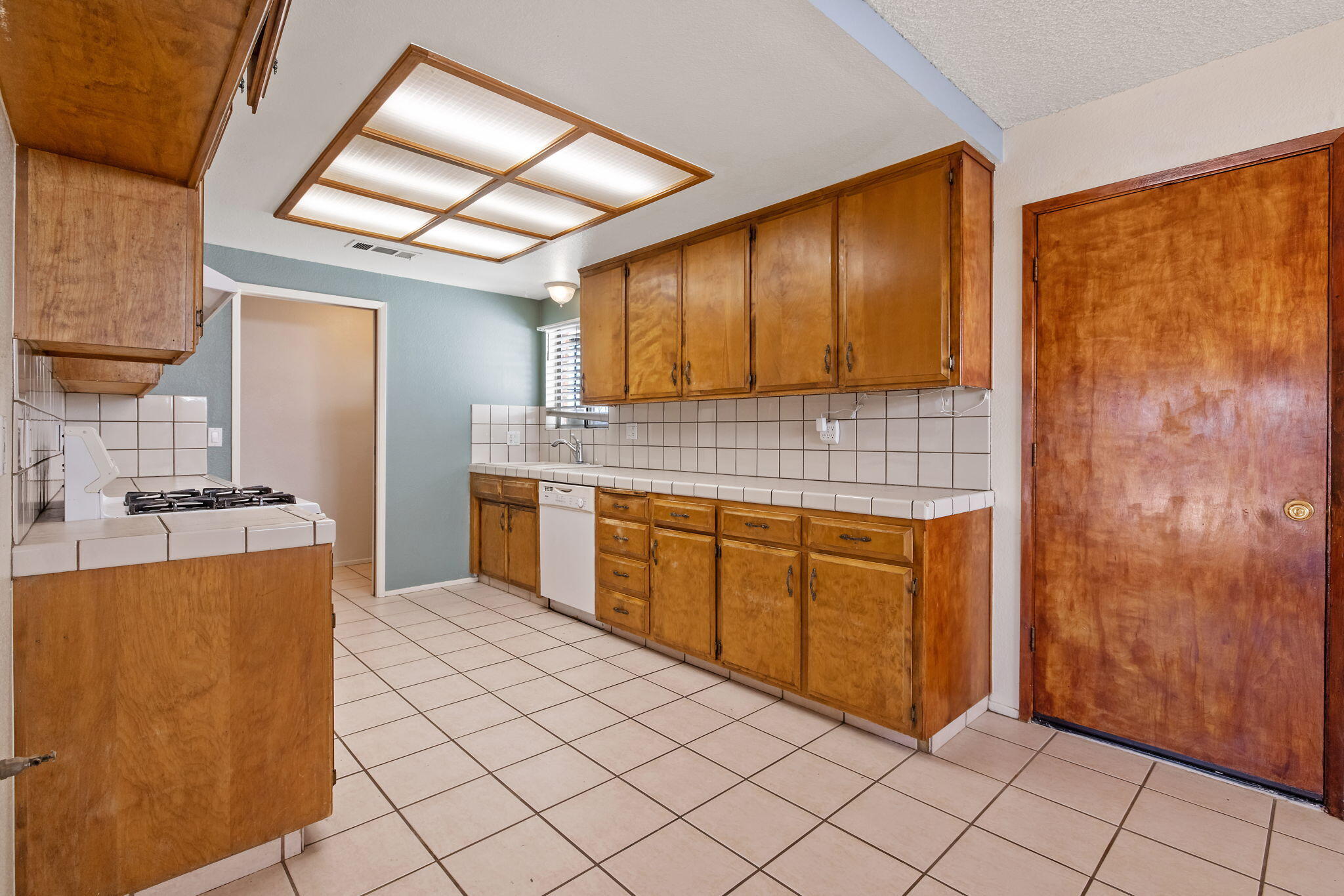 883 Clover Ln, Hanford, CA 93230