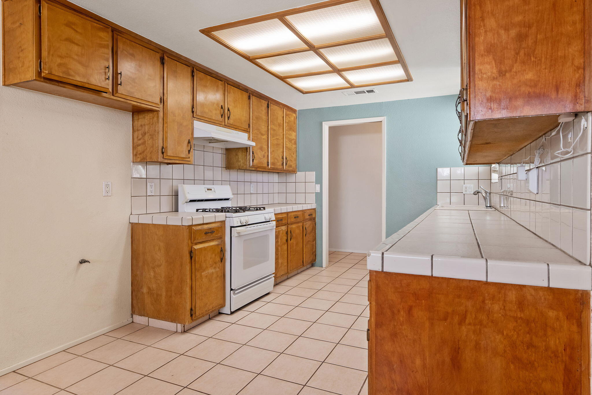 883 Clover Ln, Hanford, CA 93230