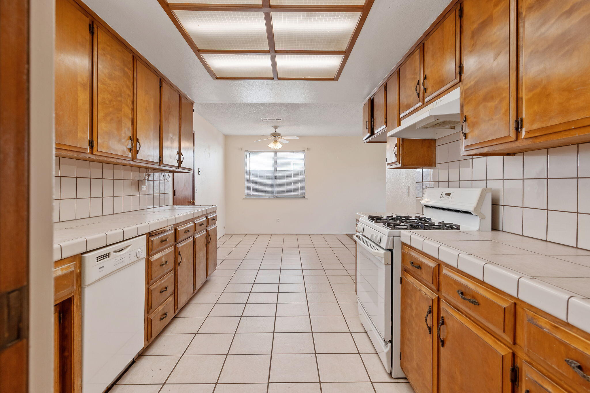 883 Clover Ln, Hanford, CA 93230