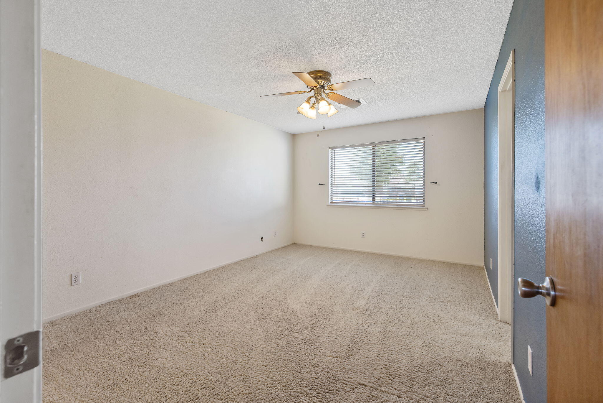 883 Clover Ln, Hanford, CA 93230