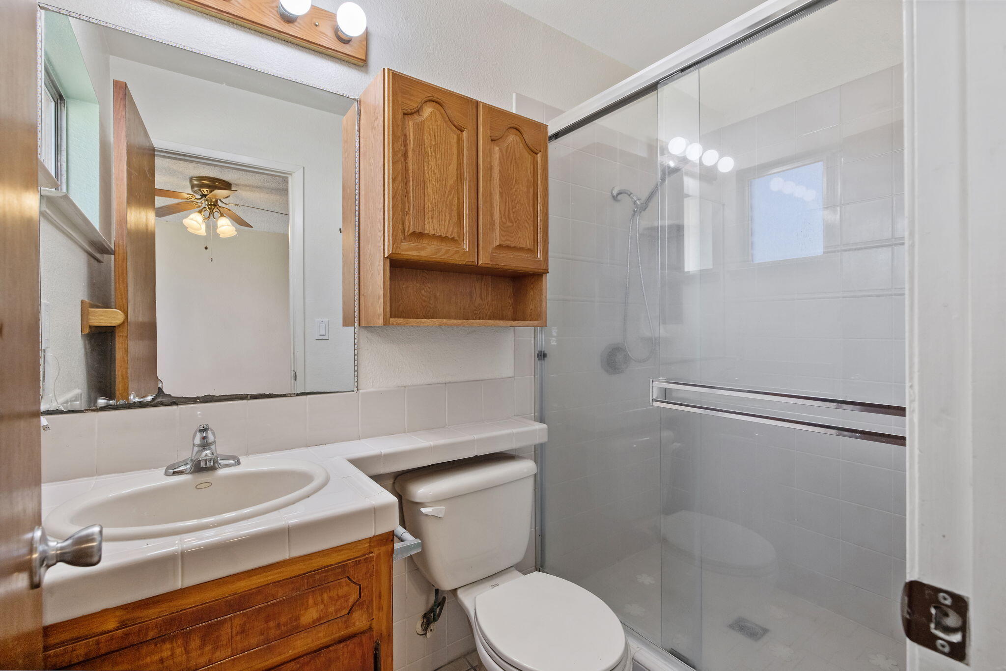 883 Clover Ln, Hanford, CA 93230