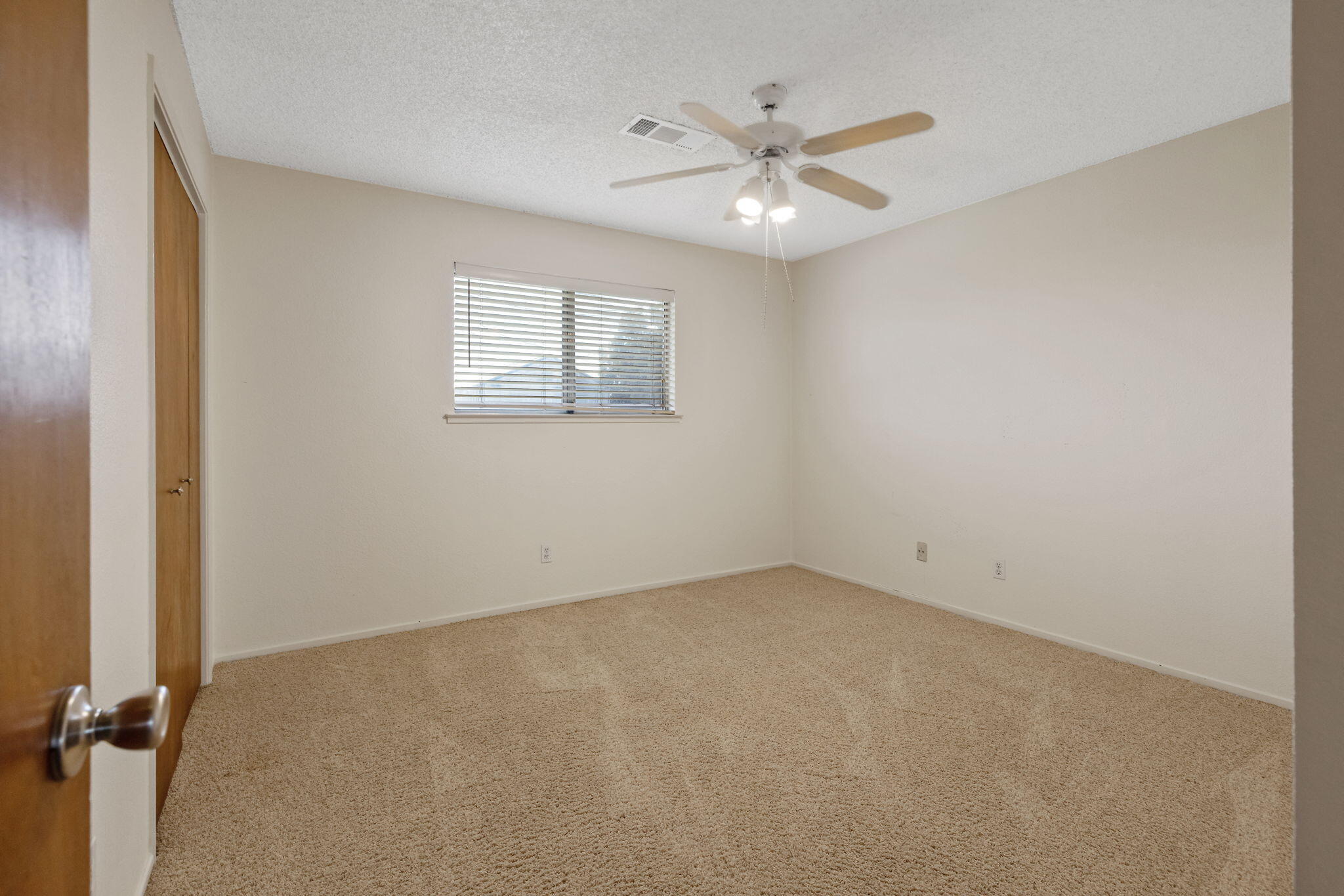 883 Clover Ln, Hanford, CA 93230