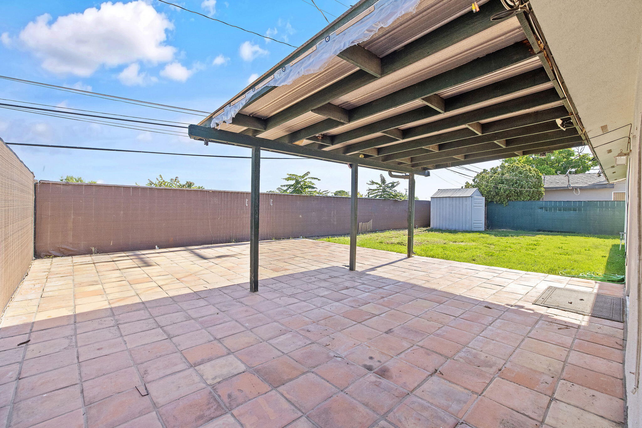 883 Clover Ln, Hanford, CA 93230