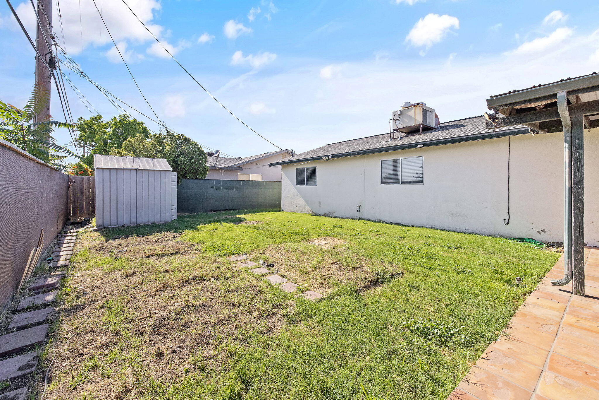 883 Clover Ln, Hanford, CA 93230