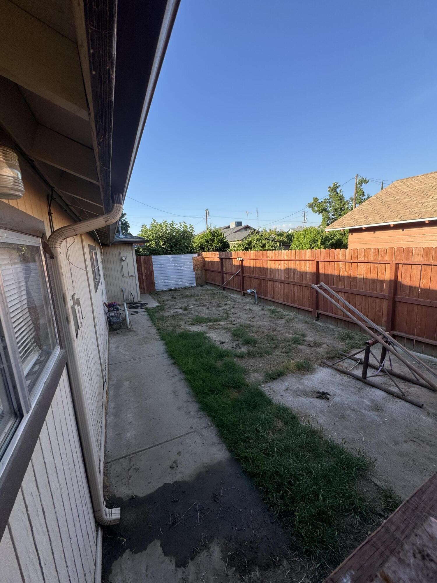 106 E Mountain View Ave, Porterville, CA 93257