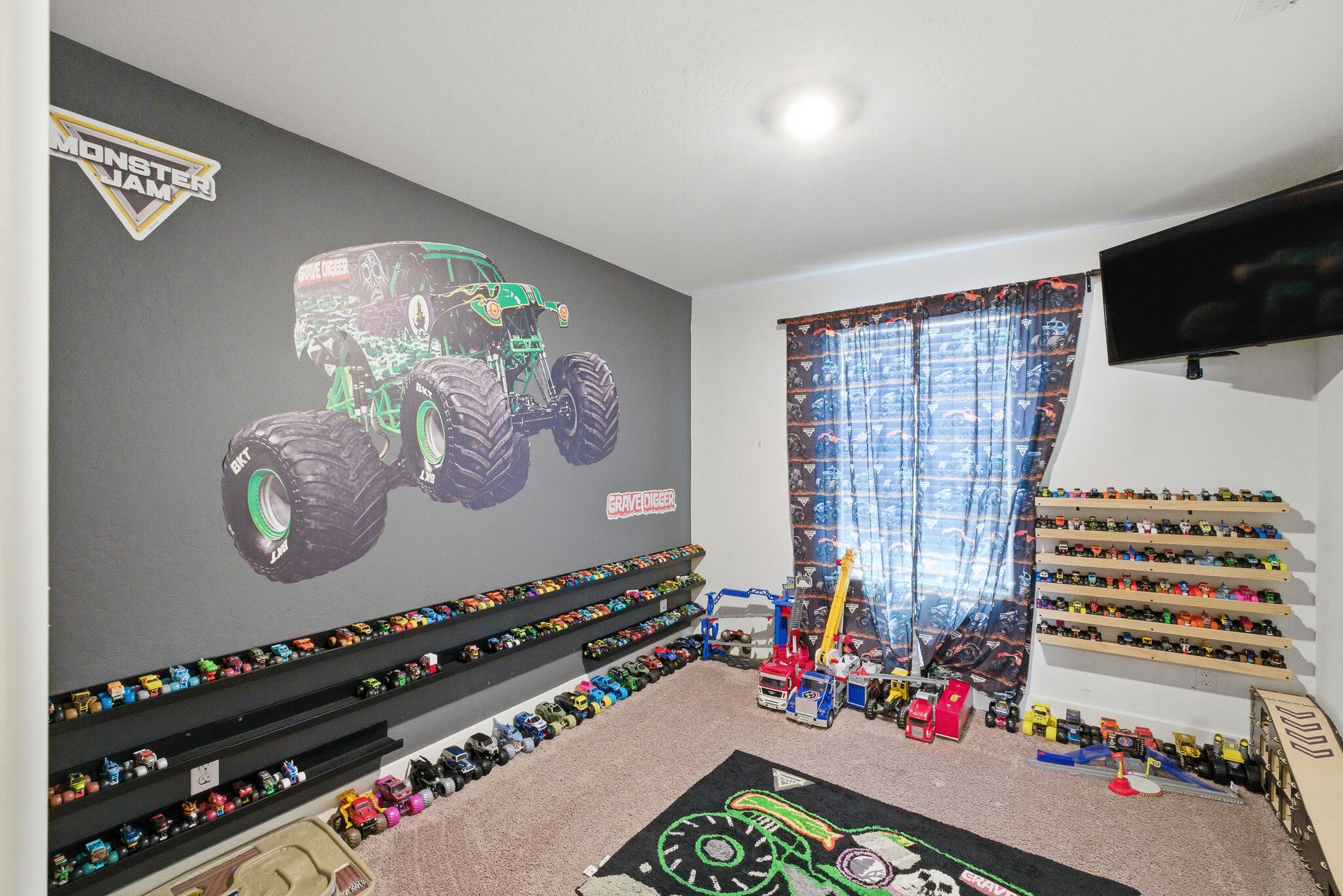 2611 S Spruce St, Visalia, CA 93292
