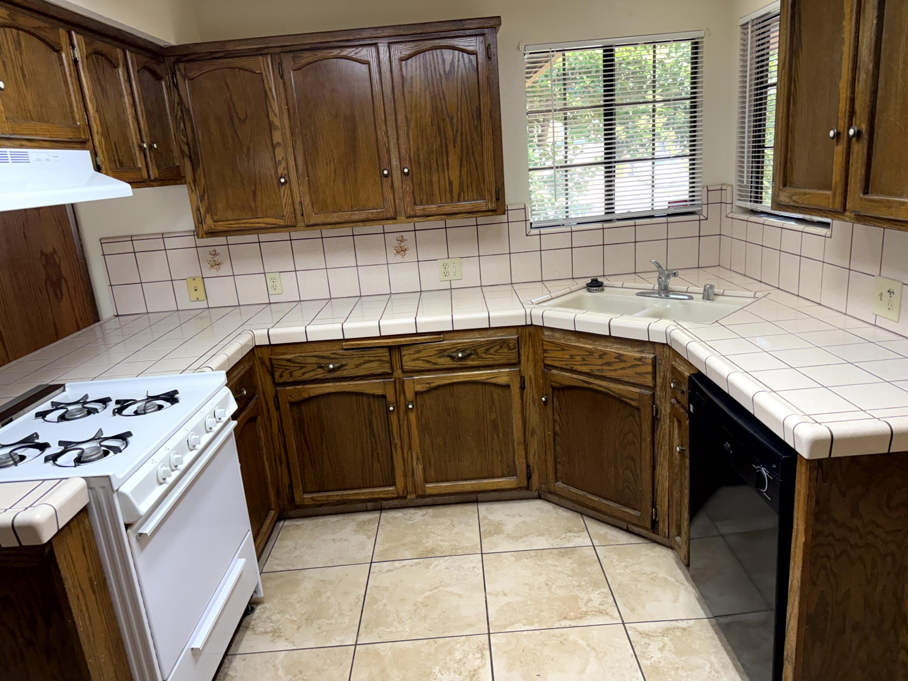 1765 E Sandalwood Ave, Tulare, CA 93274