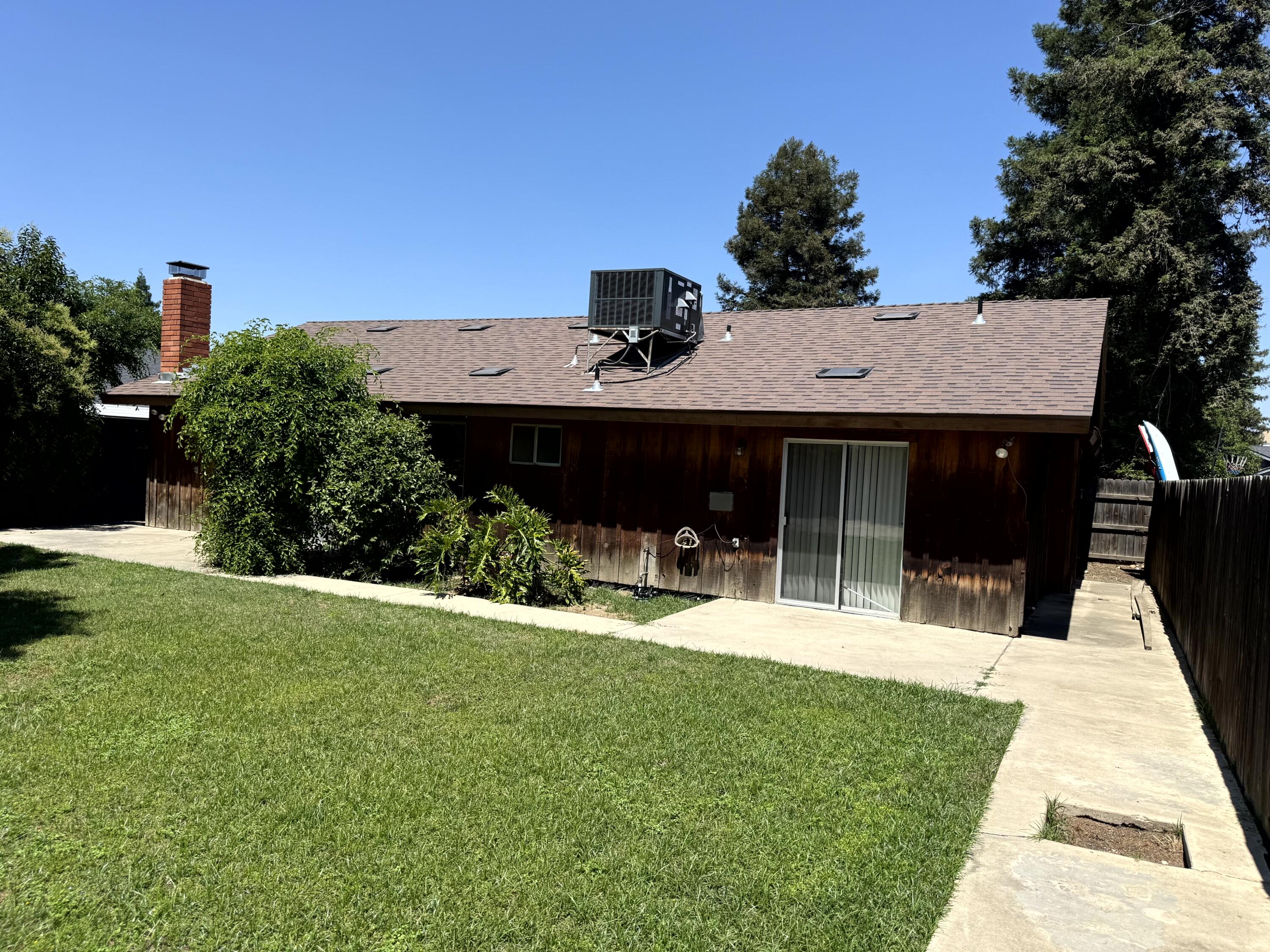 1765 E Sandalwood Ave, Tulare, CA 93274