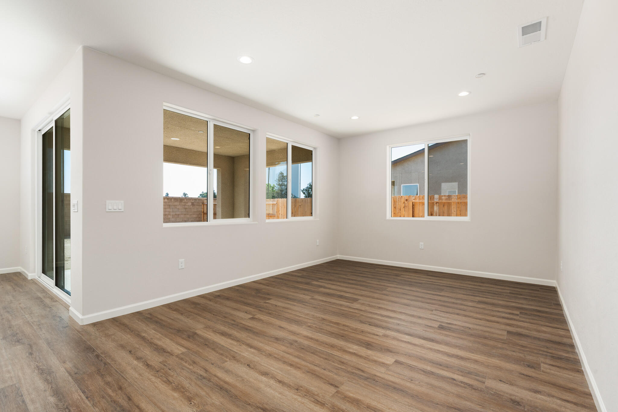 684 S Plum St, Dinuba, CA 93618