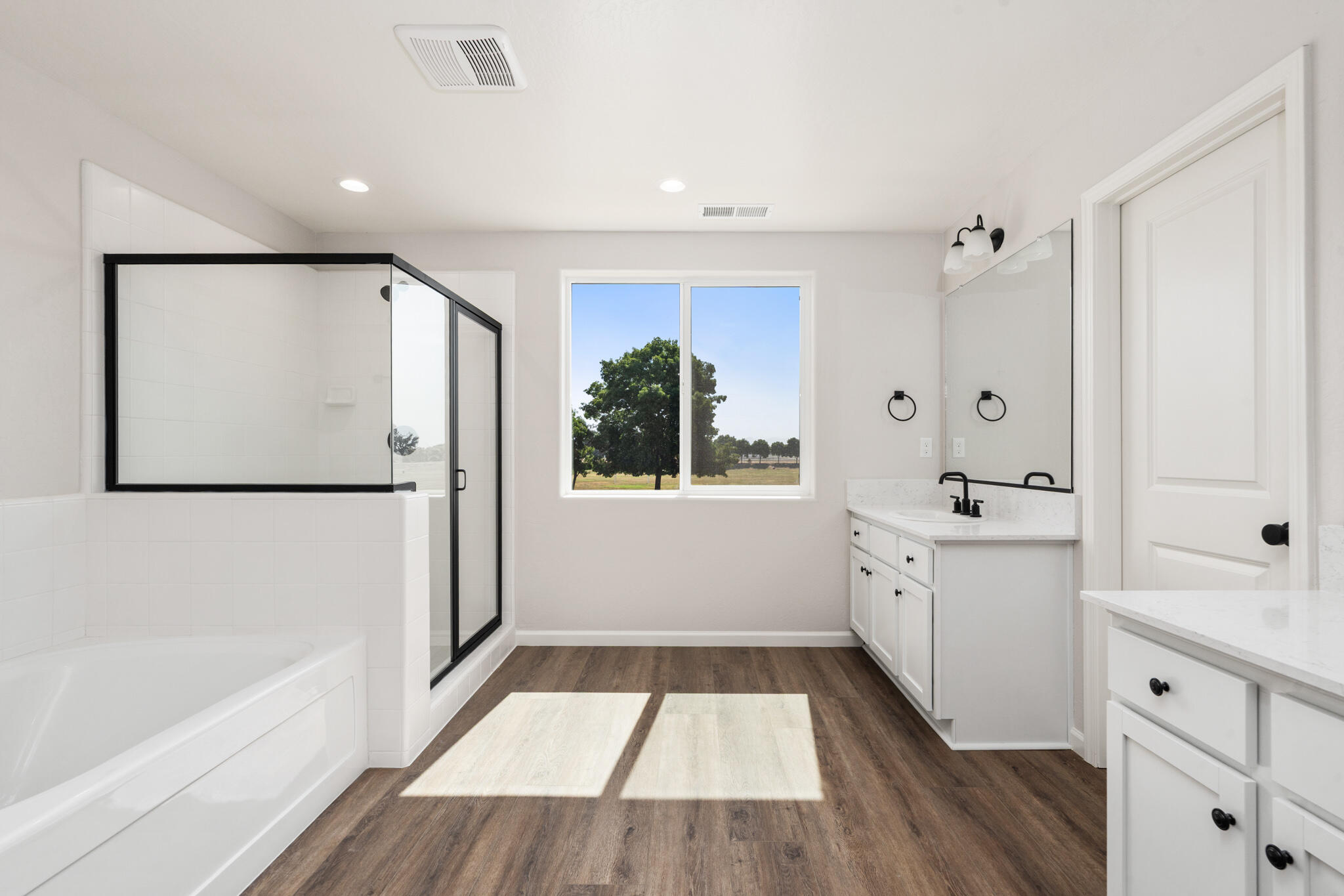 684 S Plum St, Dinuba, CA 93618