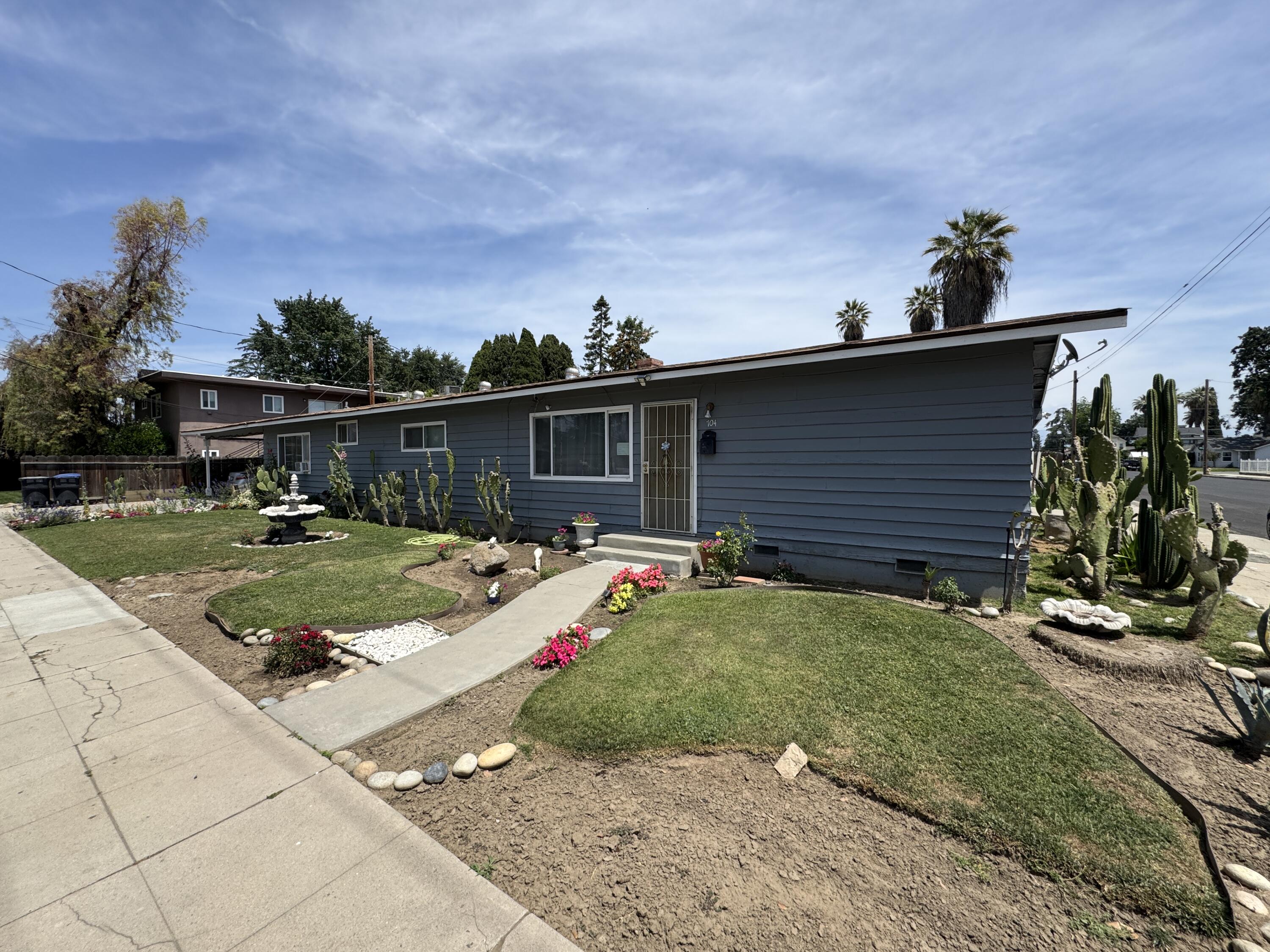 704 N Floral St, Visalia, CA 93291