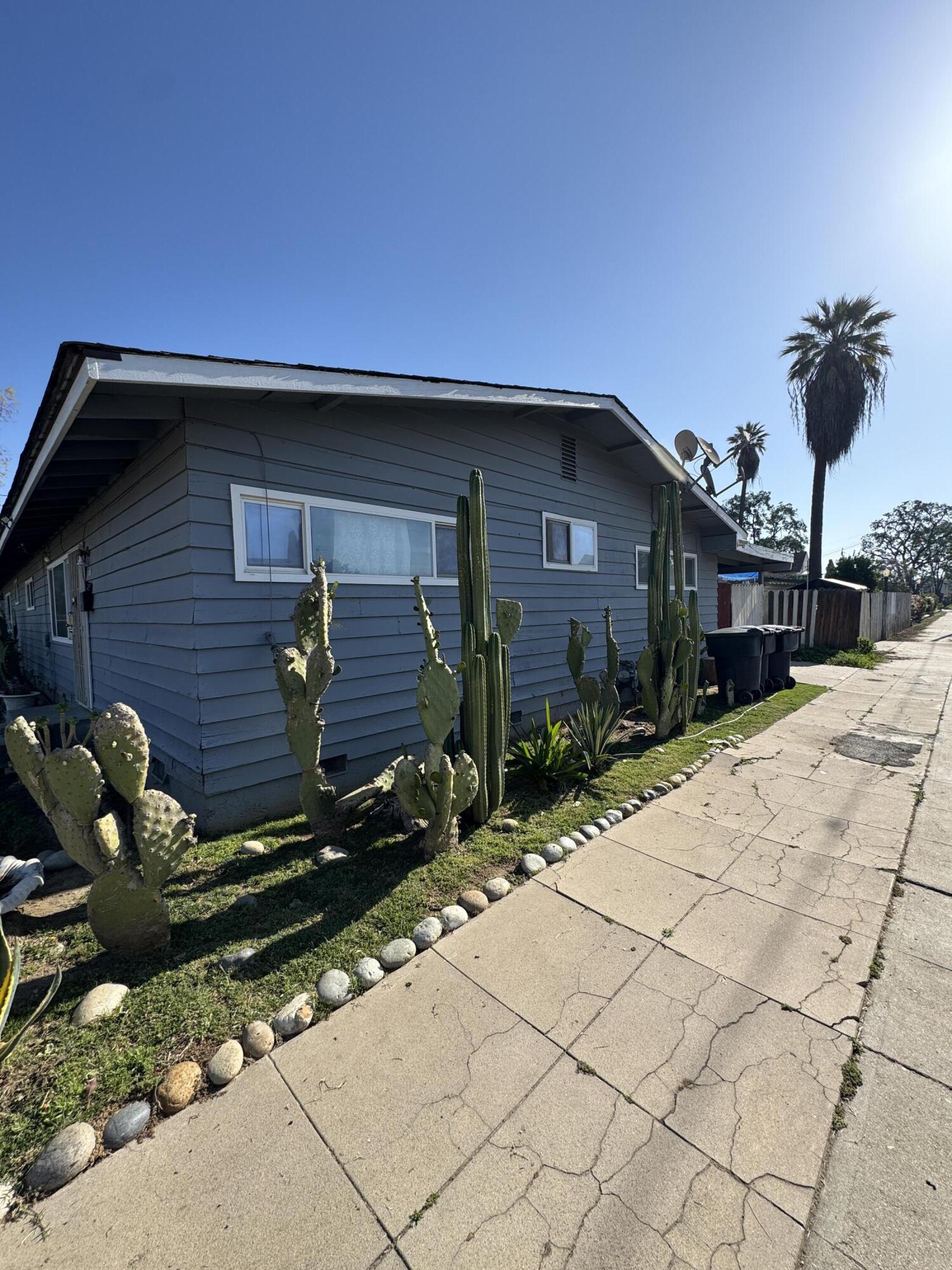 704 N Floral St, Visalia, CA 93291