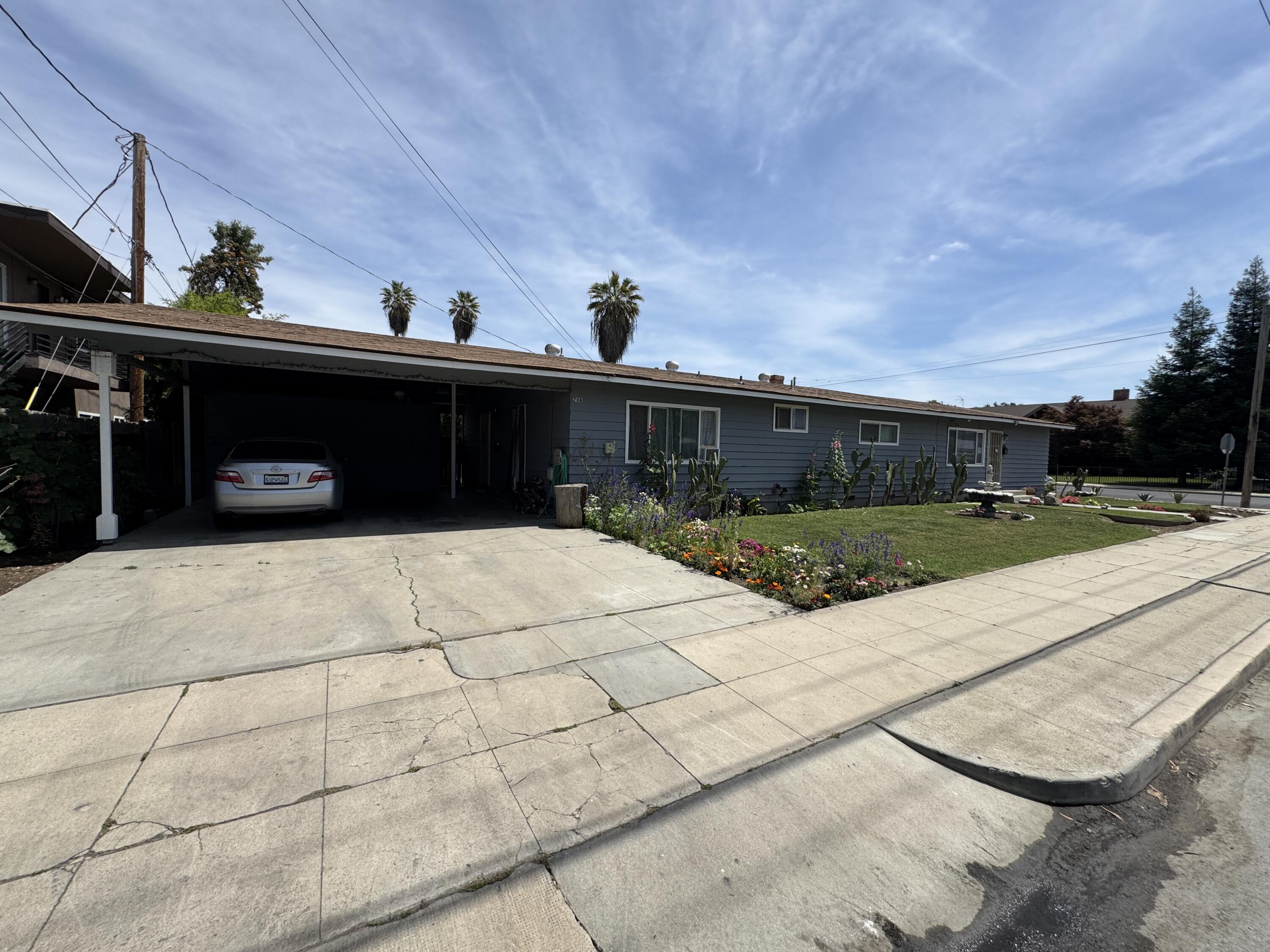 704 N Floral St, Visalia, CA 93291
