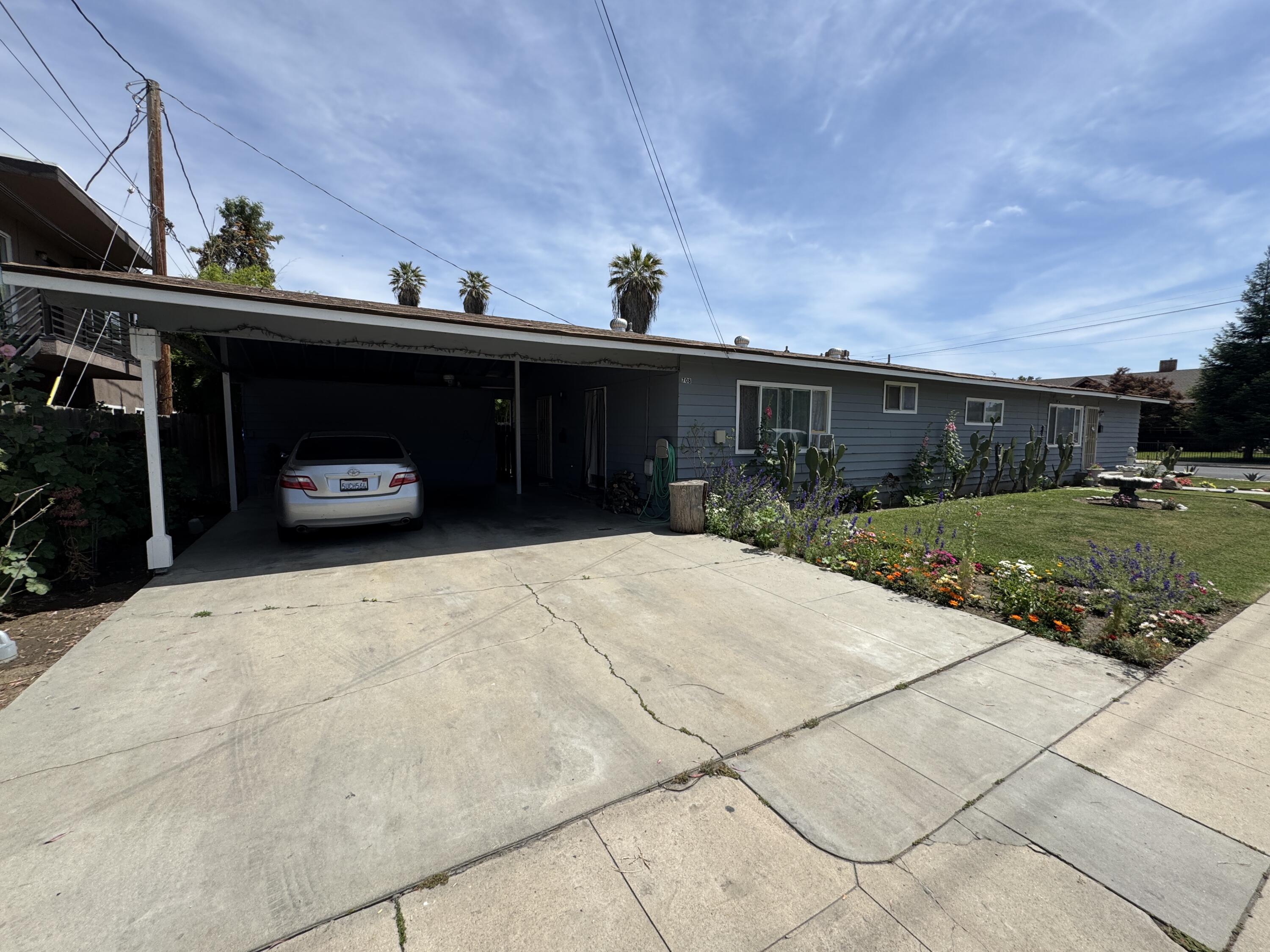 704 N Floral St, Visalia, CA 93291