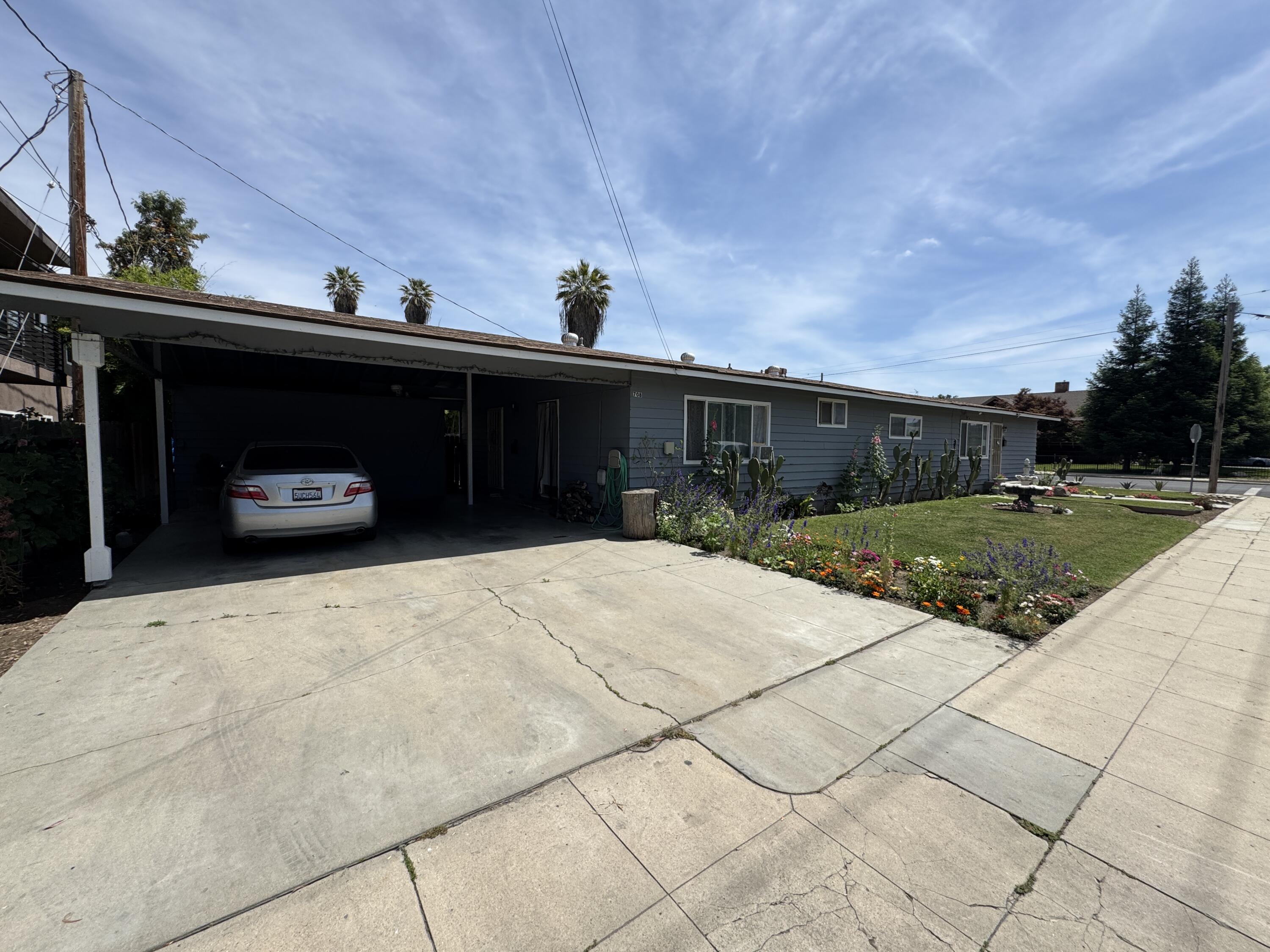 704 N Floral St, Visalia, CA 93291