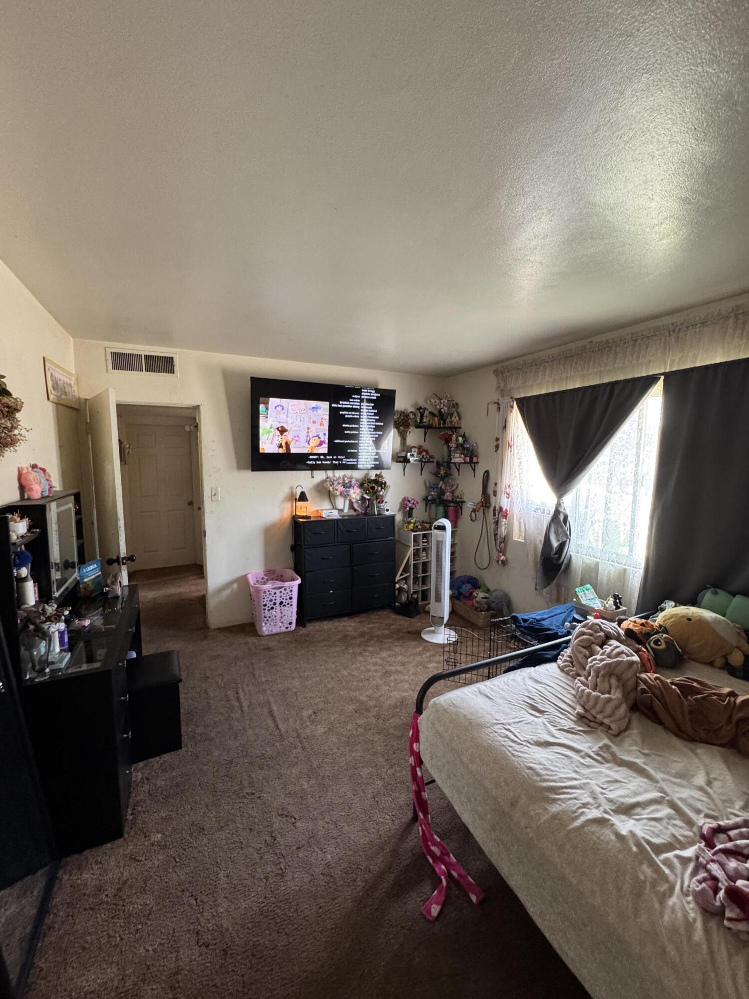 704 N Floral St, Visalia, CA 93291