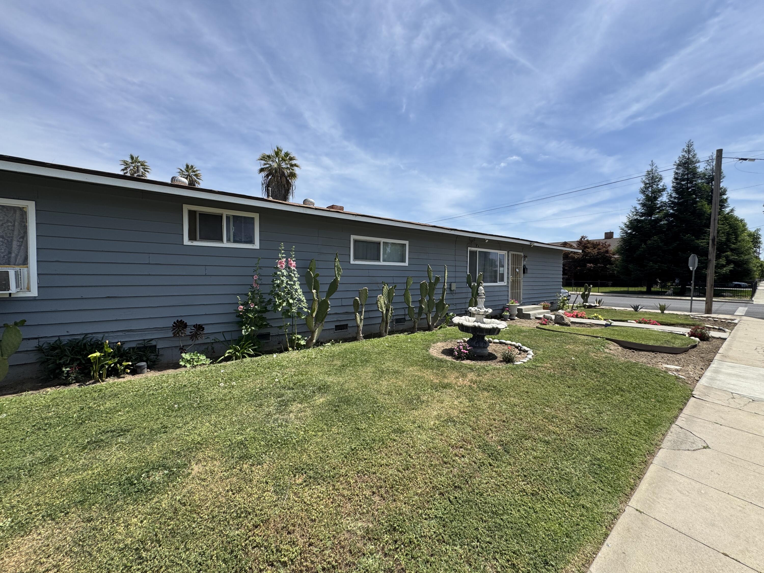 704 N Floral St, Visalia, CA 93291