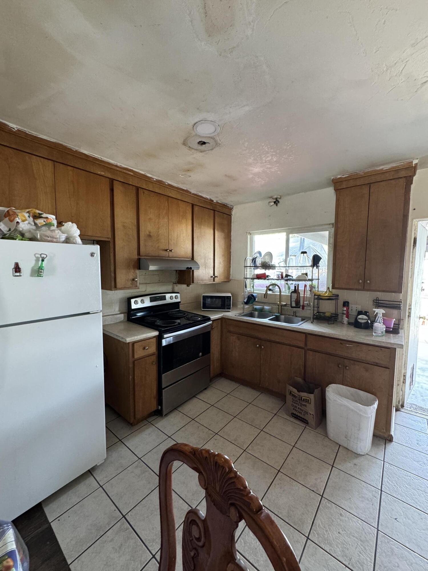 704 N Floral St, Visalia, CA 93291