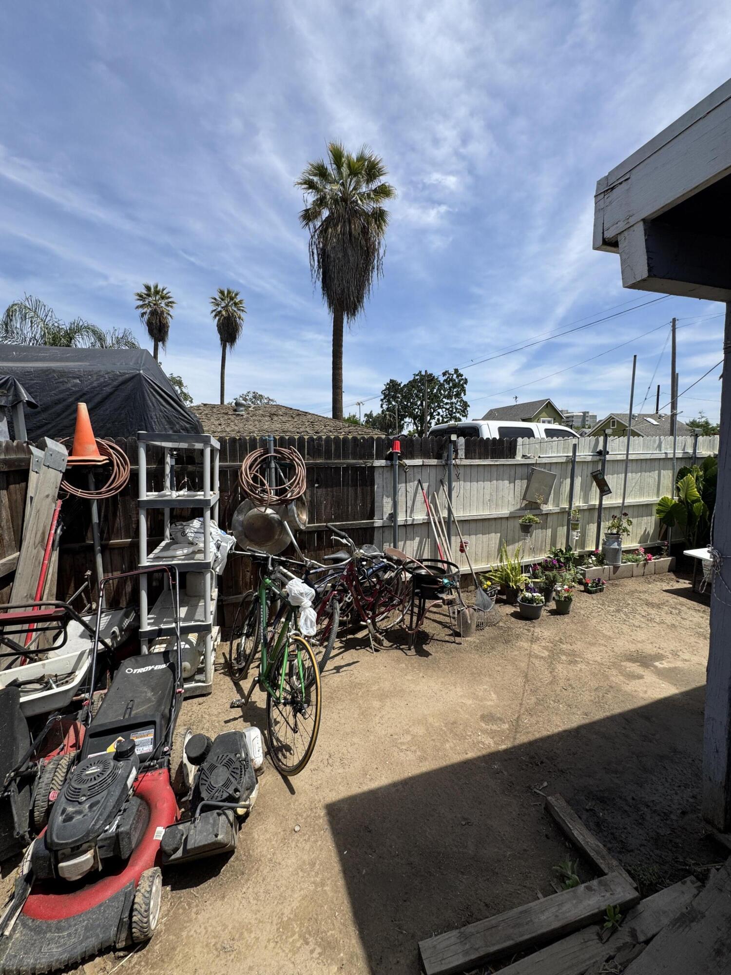 704 N Floral St, Visalia, CA 93291