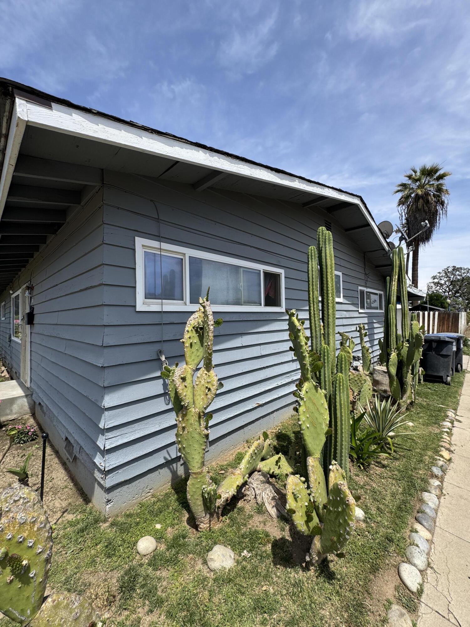 704 N Floral St, Visalia, CA 93291