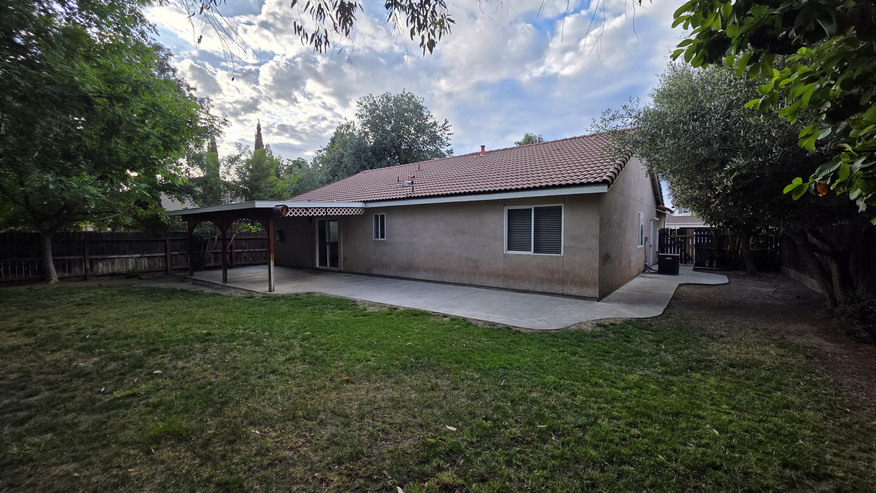 2863 W Prescott Ave, Visalia, CA 93291