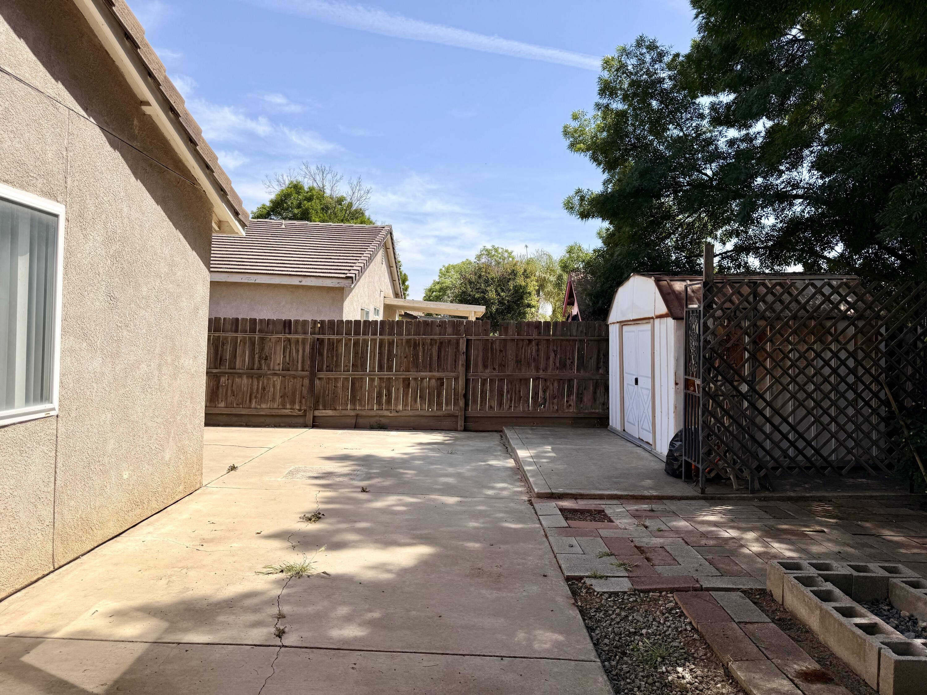 1865 La Vida Ave, Porterville, CA 93257