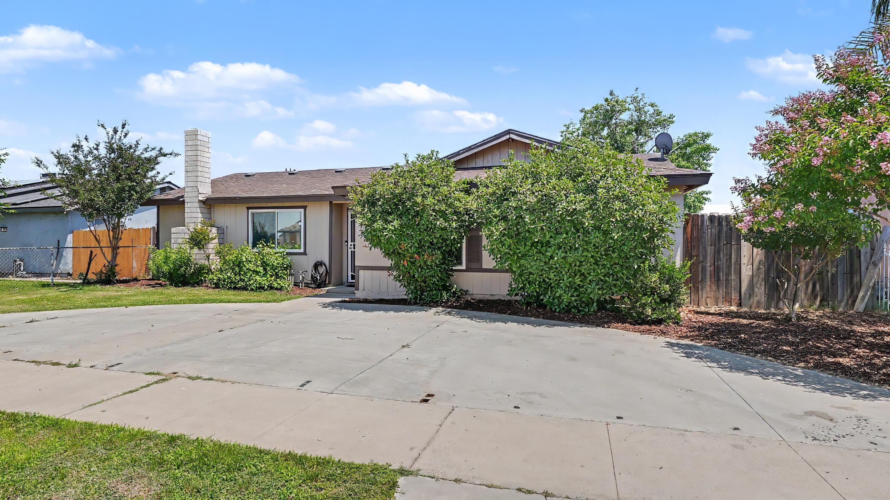 754 N West St, Tulare, CA 93274