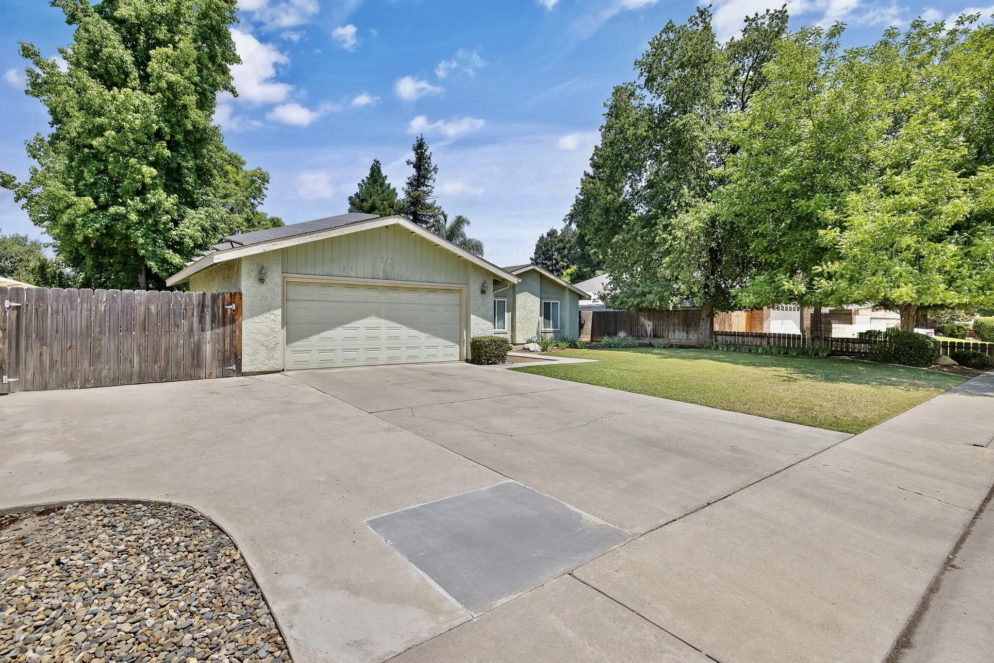 946 E Cambridge Ave, Visalia, CA 93292