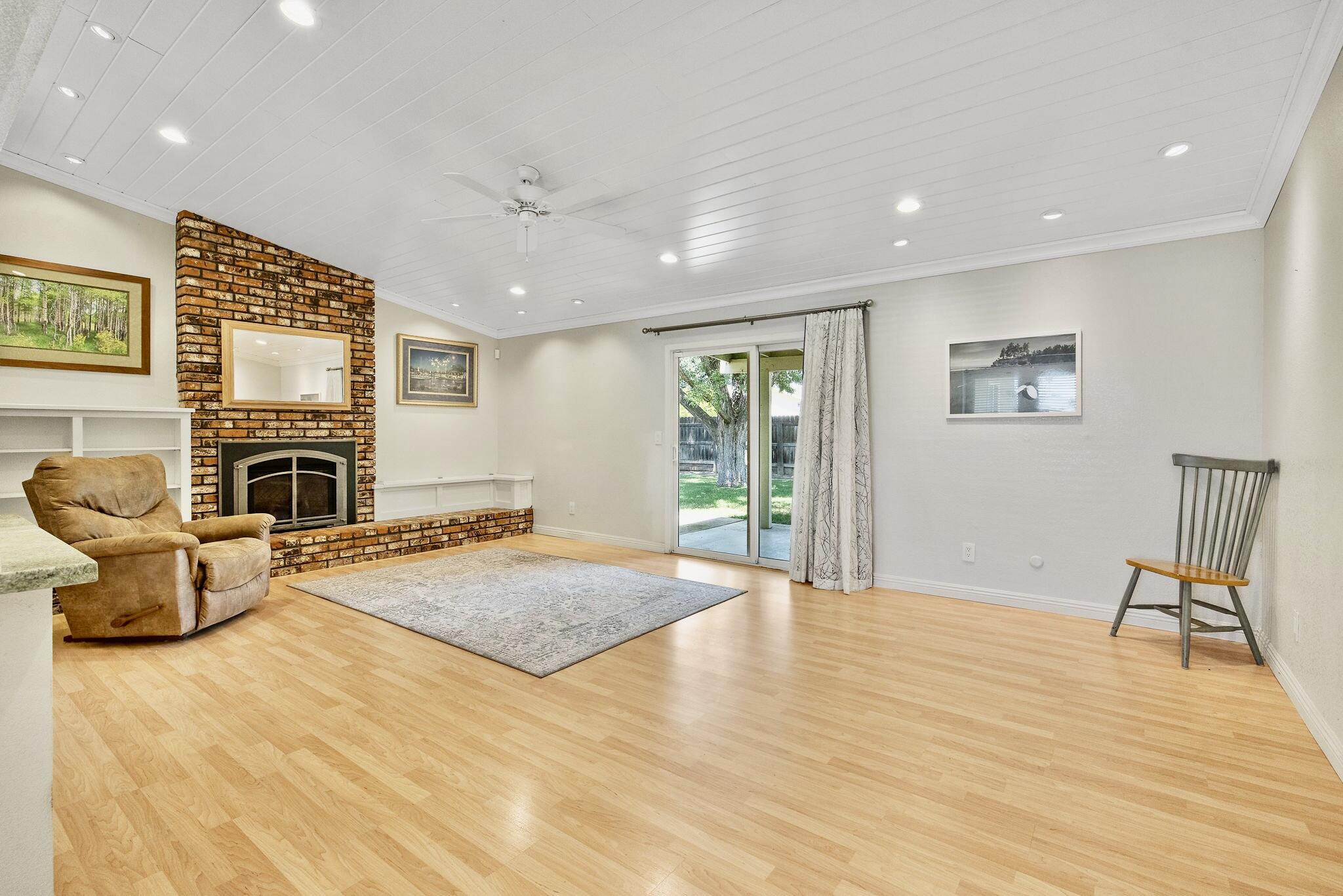 946 E Cambridge Ave, Visalia, CA 93292