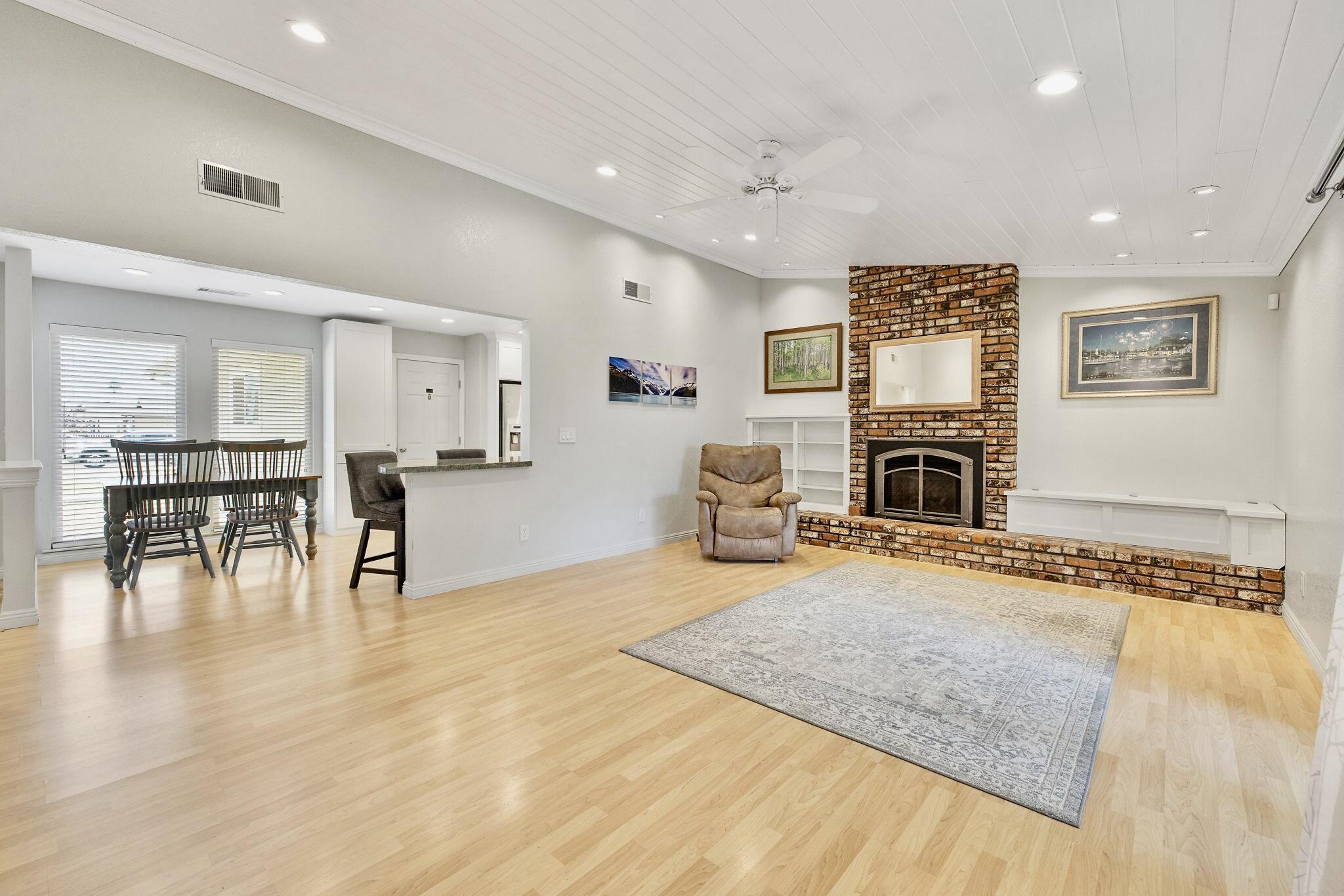946 E Cambridge Ave, Visalia, CA 93292