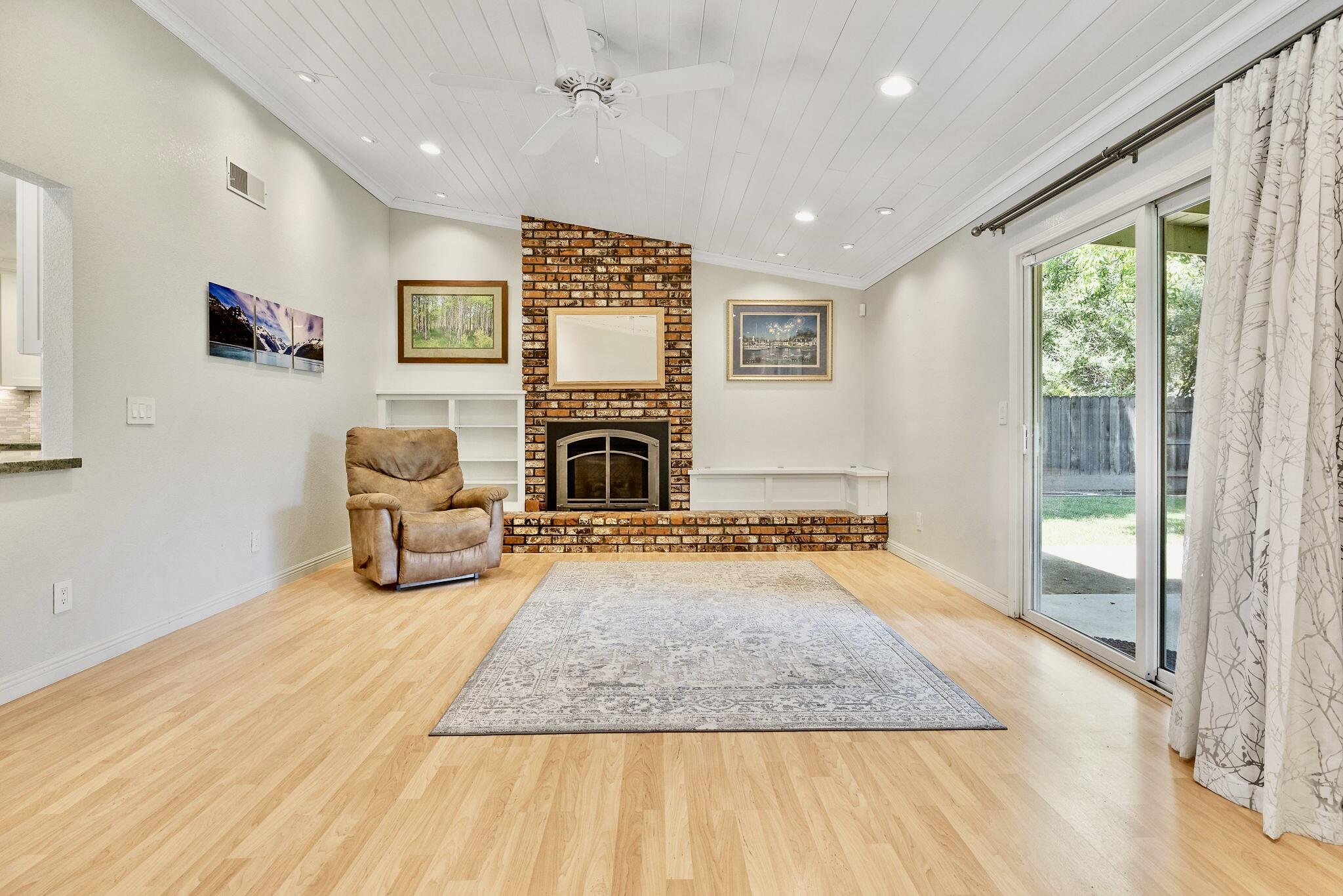 946 E Cambridge Ave, Visalia, CA 93292