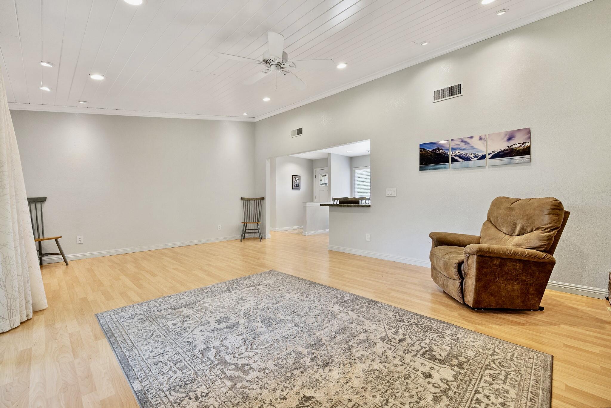 946 E Cambridge Ave, Visalia, CA 93292