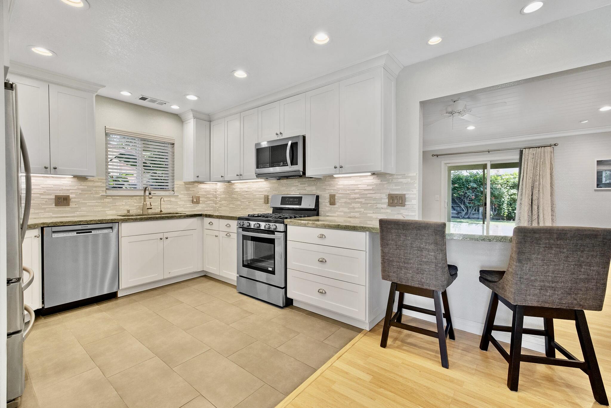 946 E Cambridge Ave, Visalia, CA 93292