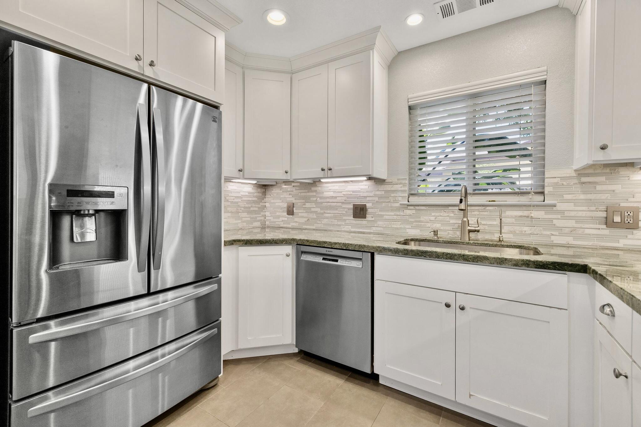 946 E Cambridge Ave, Visalia, CA 93292