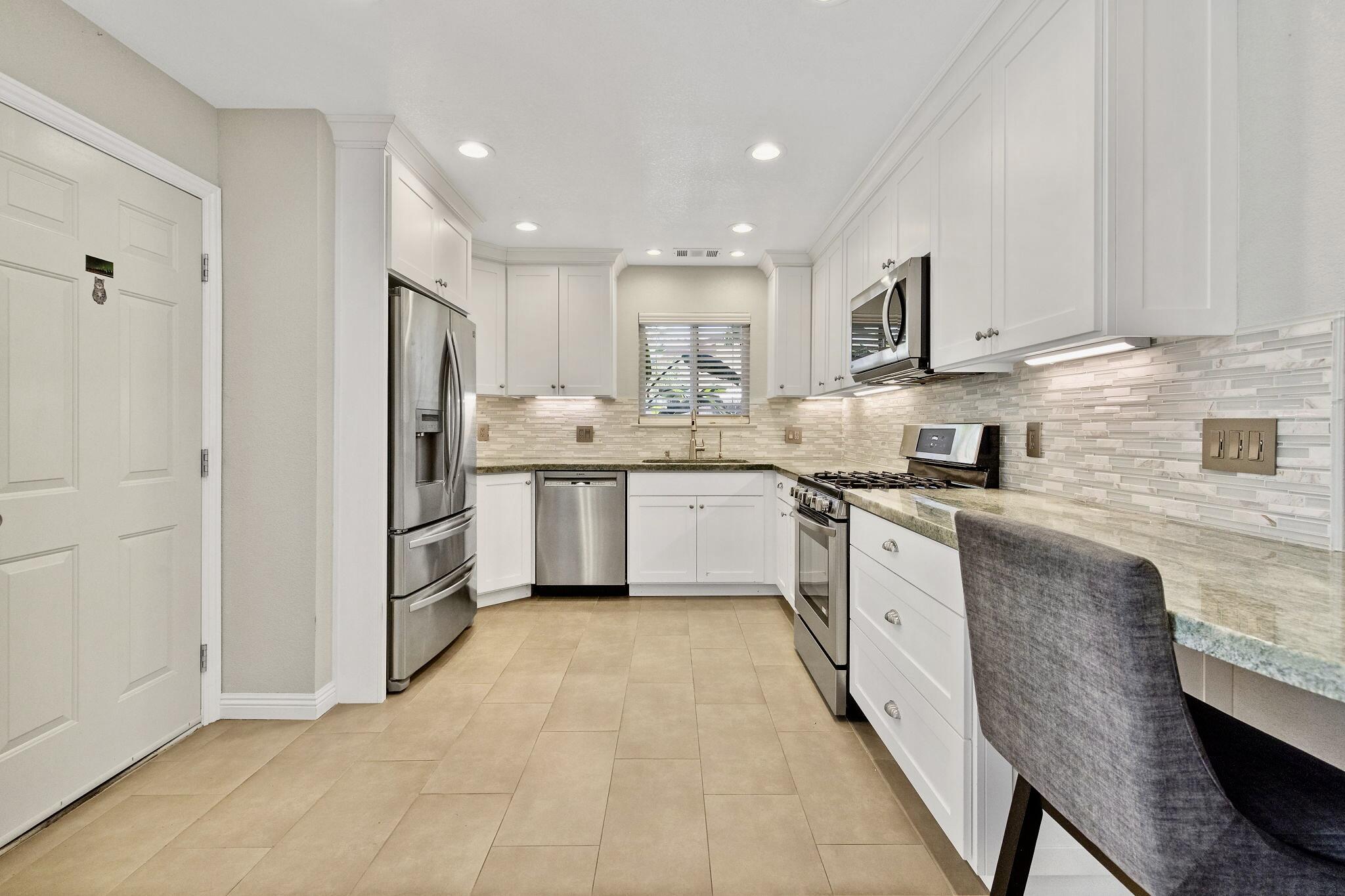946 E Cambridge Ave, Visalia, CA 93292