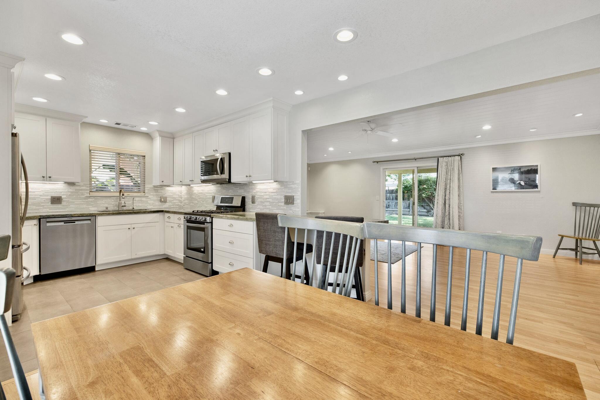 946 E Cambridge Ave, Visalia, CA 93292