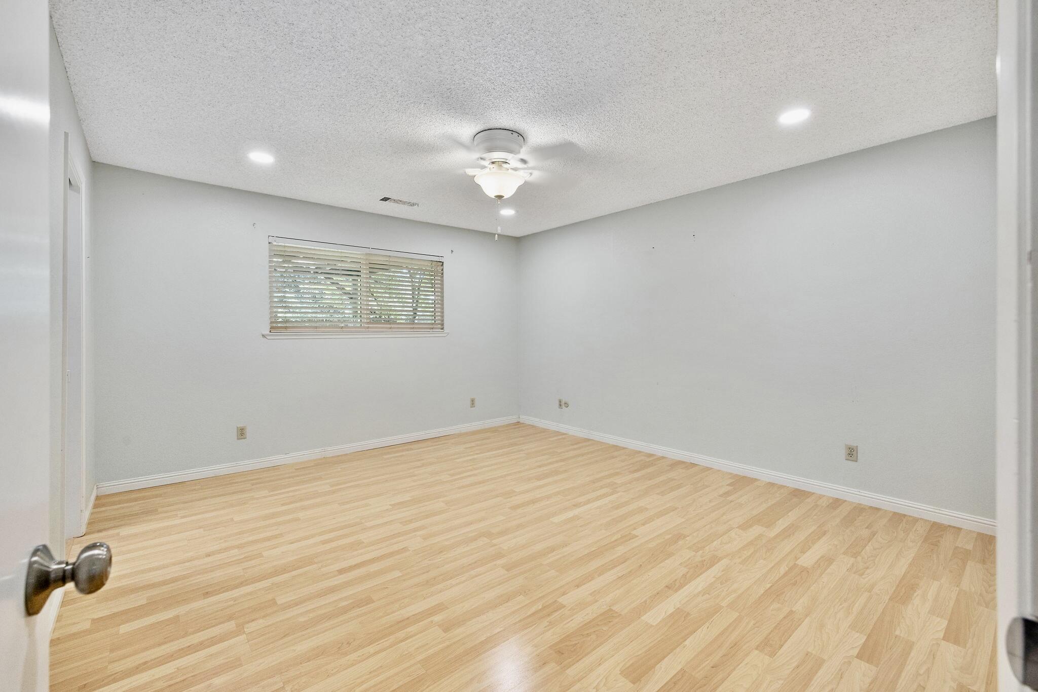 946 E Cambridge Ave, Visalia, CA 93292