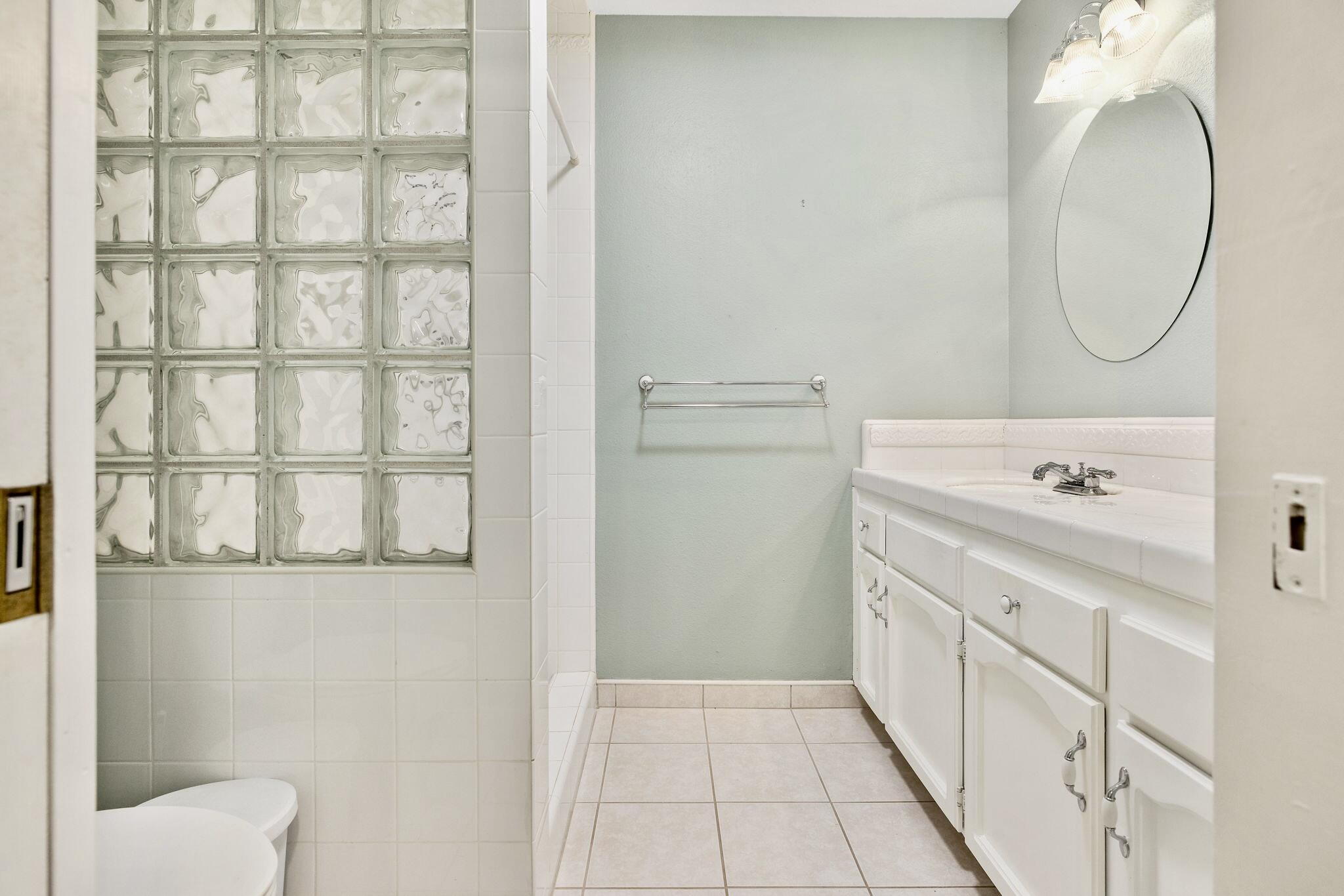 946 E Cambridge Ave, Visalia, CA 93292