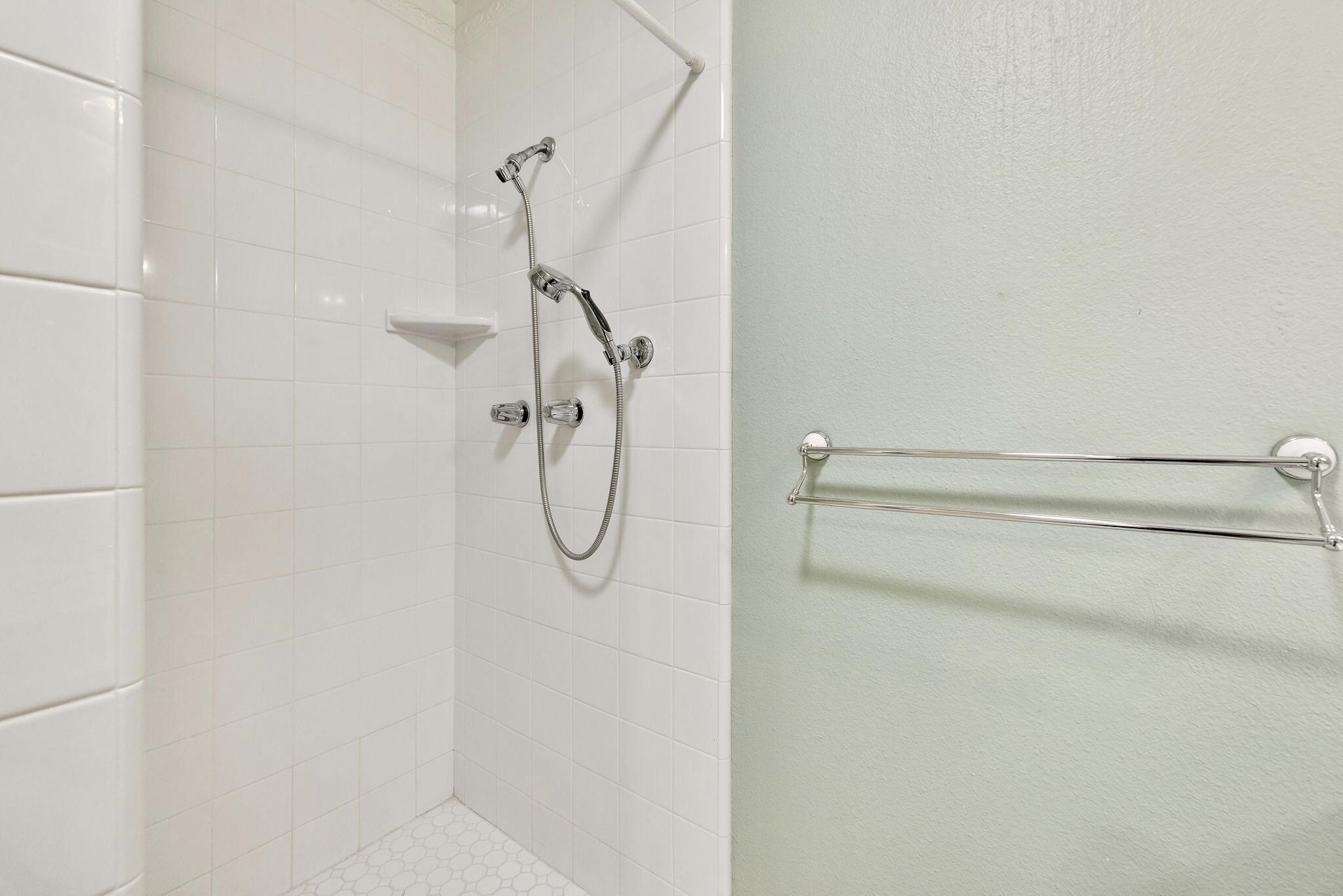 946 E Cambridge Ave, Visalia, CA 93292