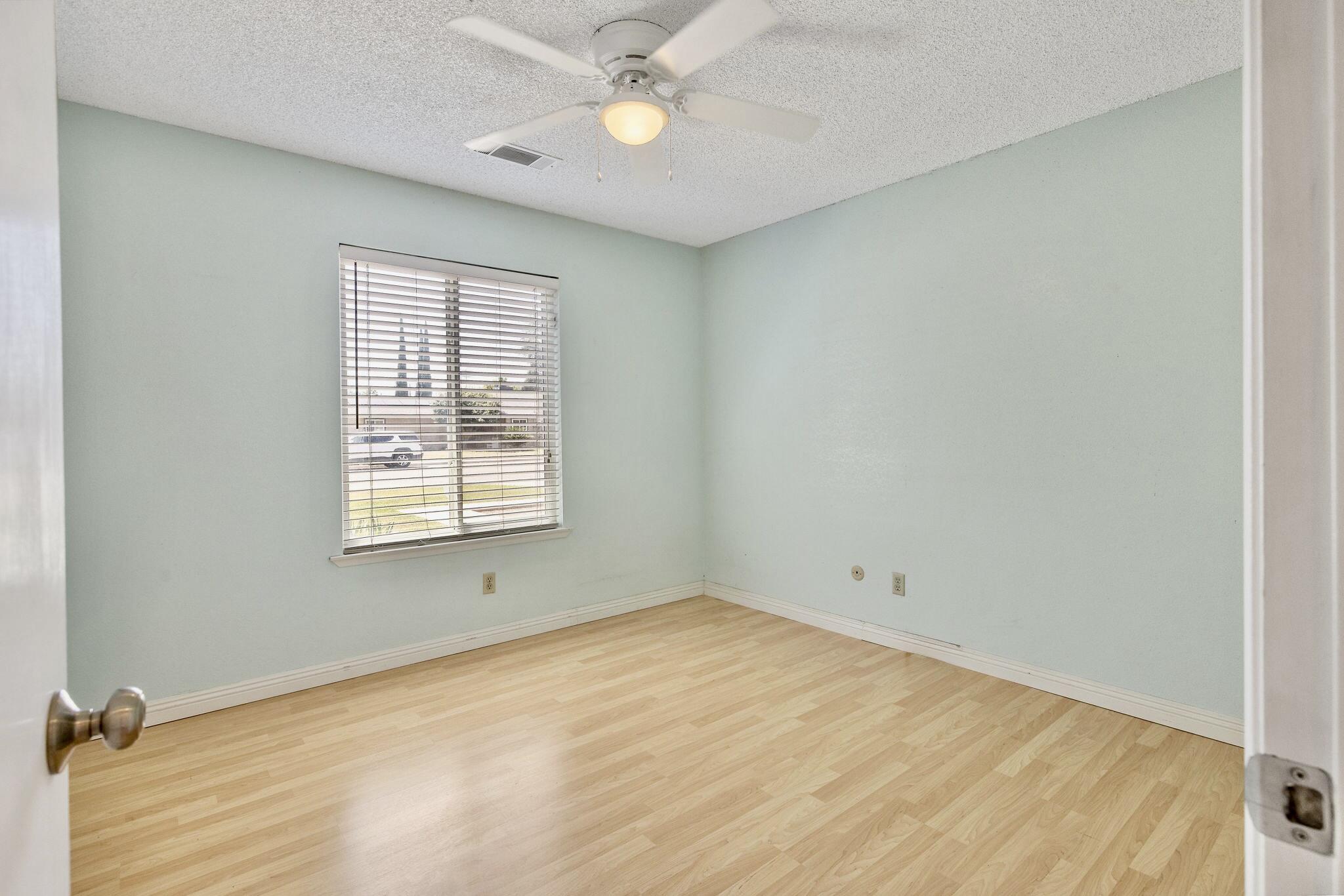 946 E Cambridge Ave, Visalia, CA 93292