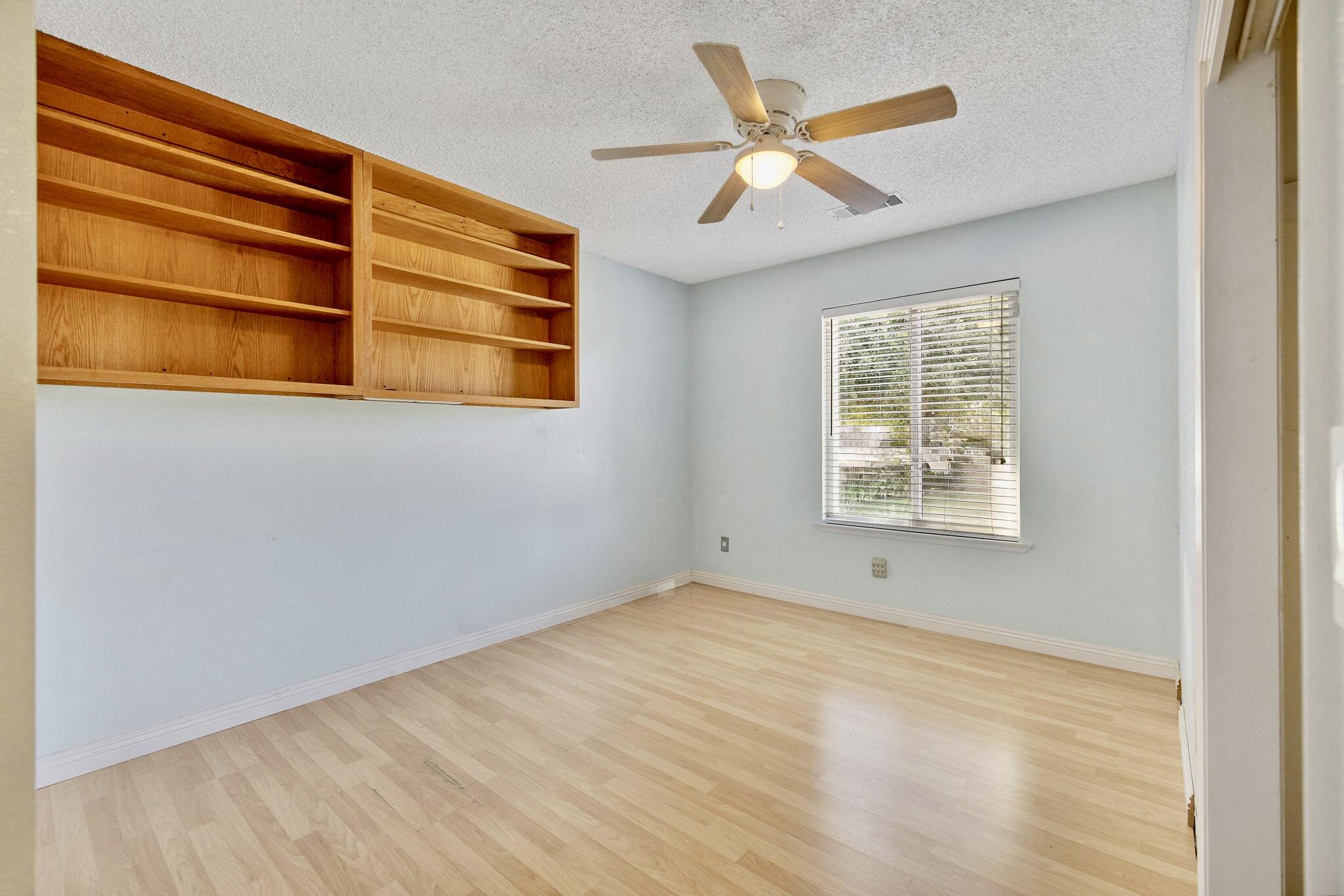 946 E Cambridge Ave, Visalia, CA 93292