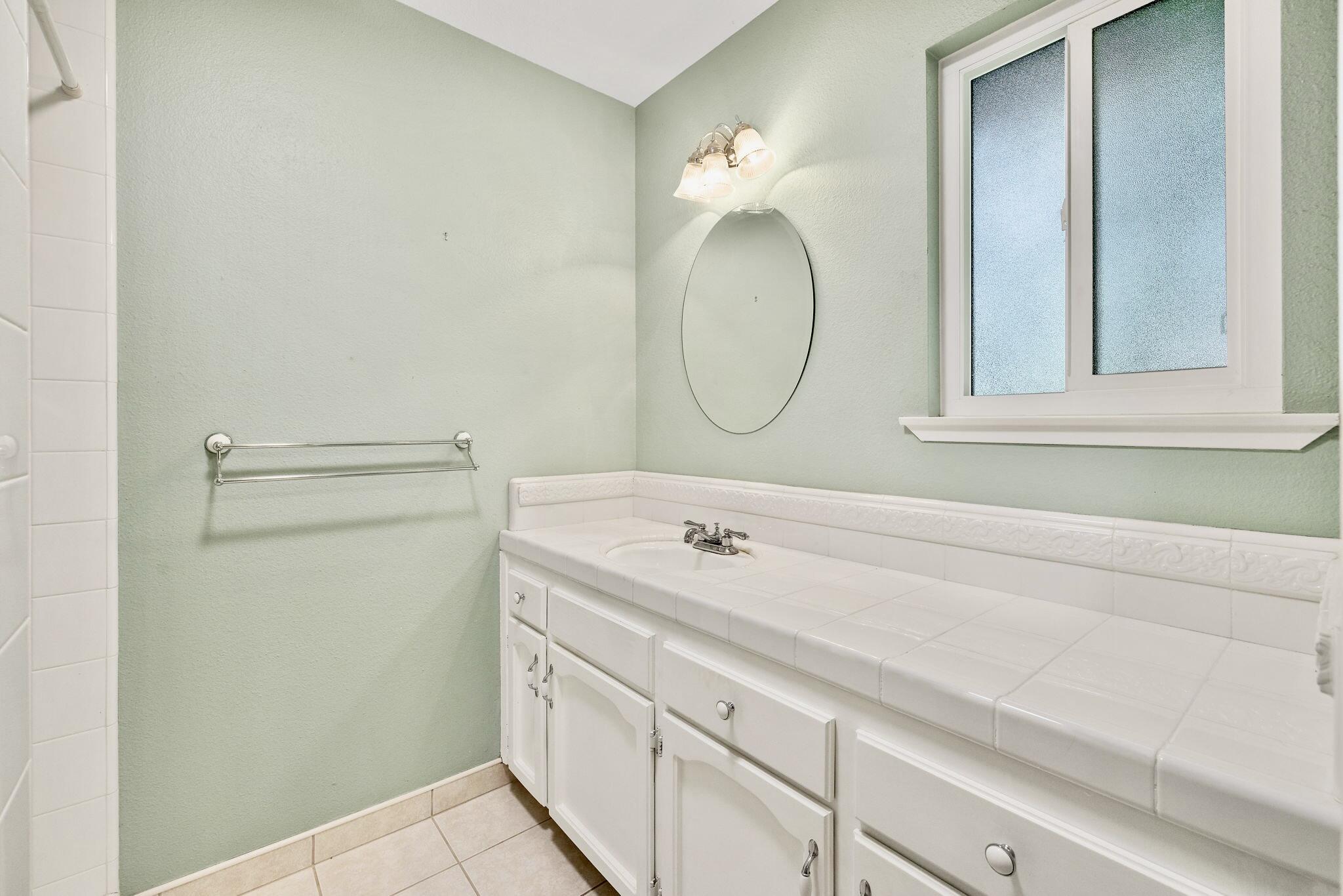 946 E Cambridge Ave, Visalia, CA 93292
