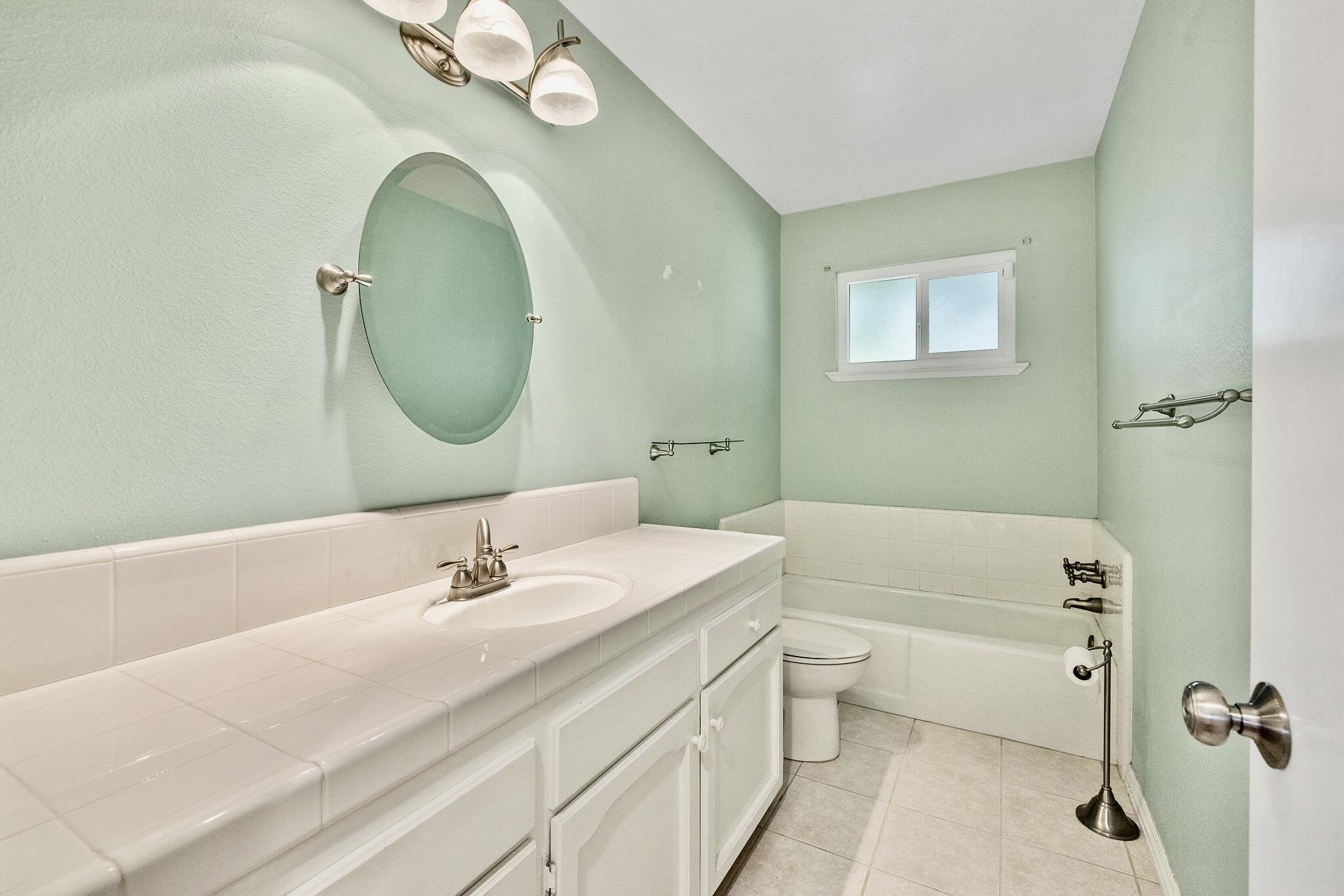 946 E Cambridge Ave, Visalia, CA 93292