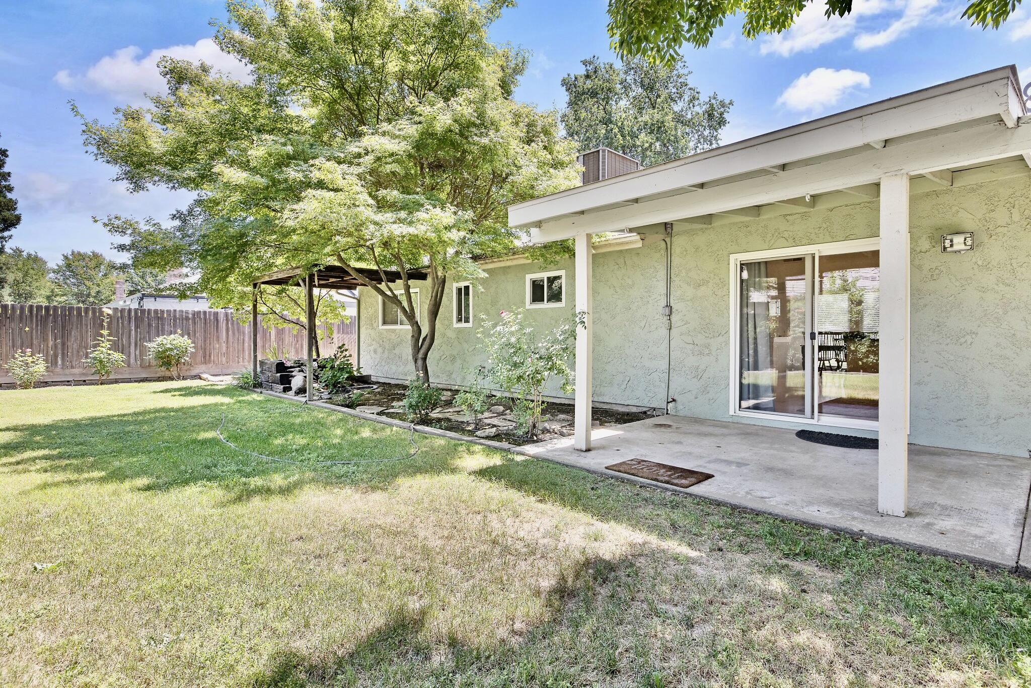 946 E Cambridge Ave, Visalia, CA 93292