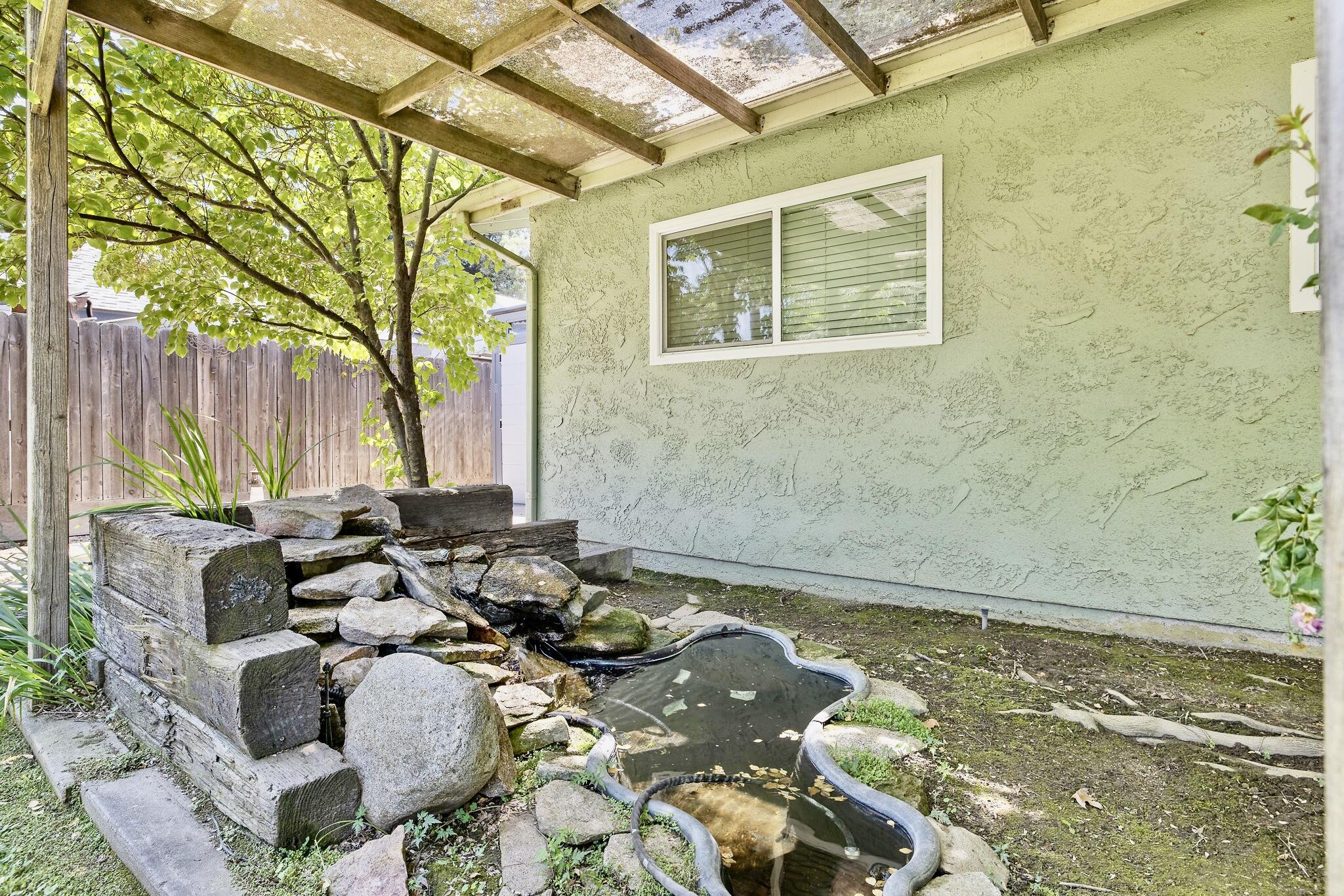 946 E Cambridge Ave, Visalia, CA 93292